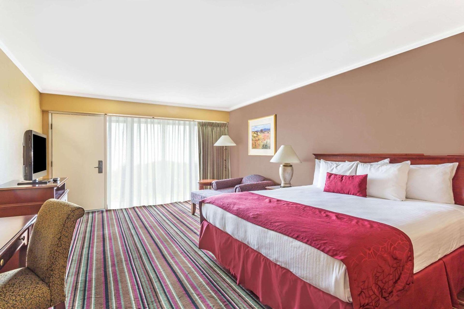 Days Inn & Suites by Wyndham Logan photo 7