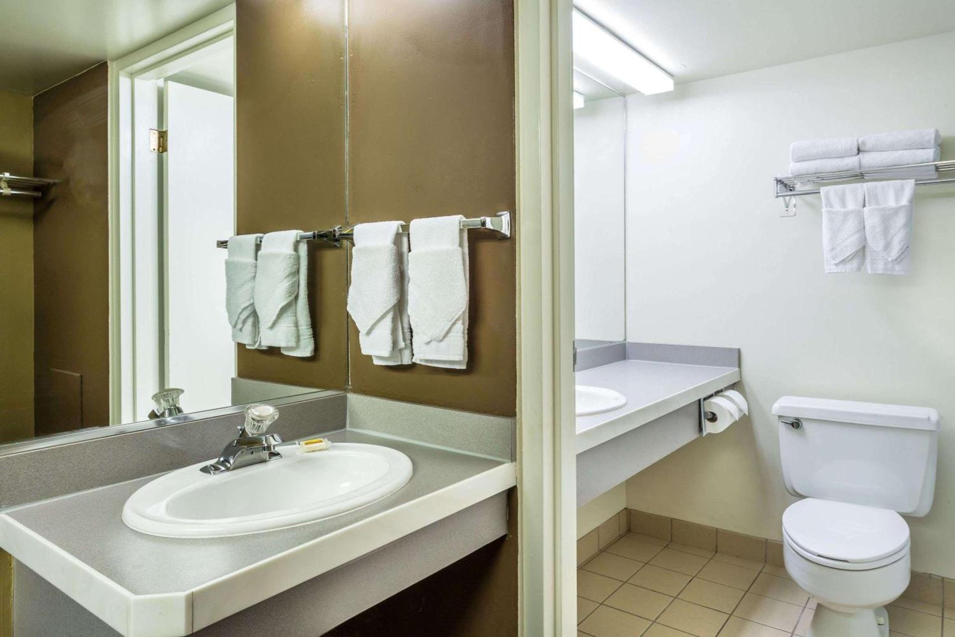 Days Inn & Suites by Wyndham Logan photo 9