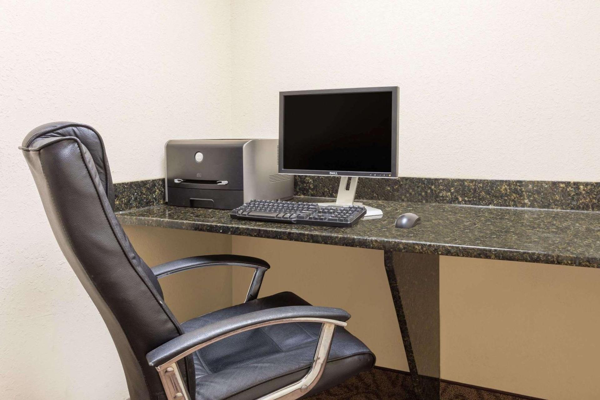 Days Inn by Wyndham Semmes Mobile photo 19