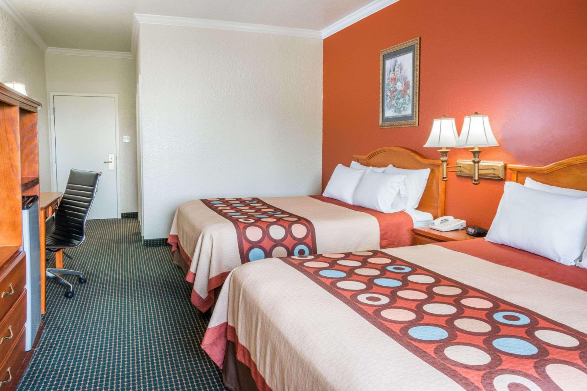 Super 8 by Wyndham Brookshire TX photo 6