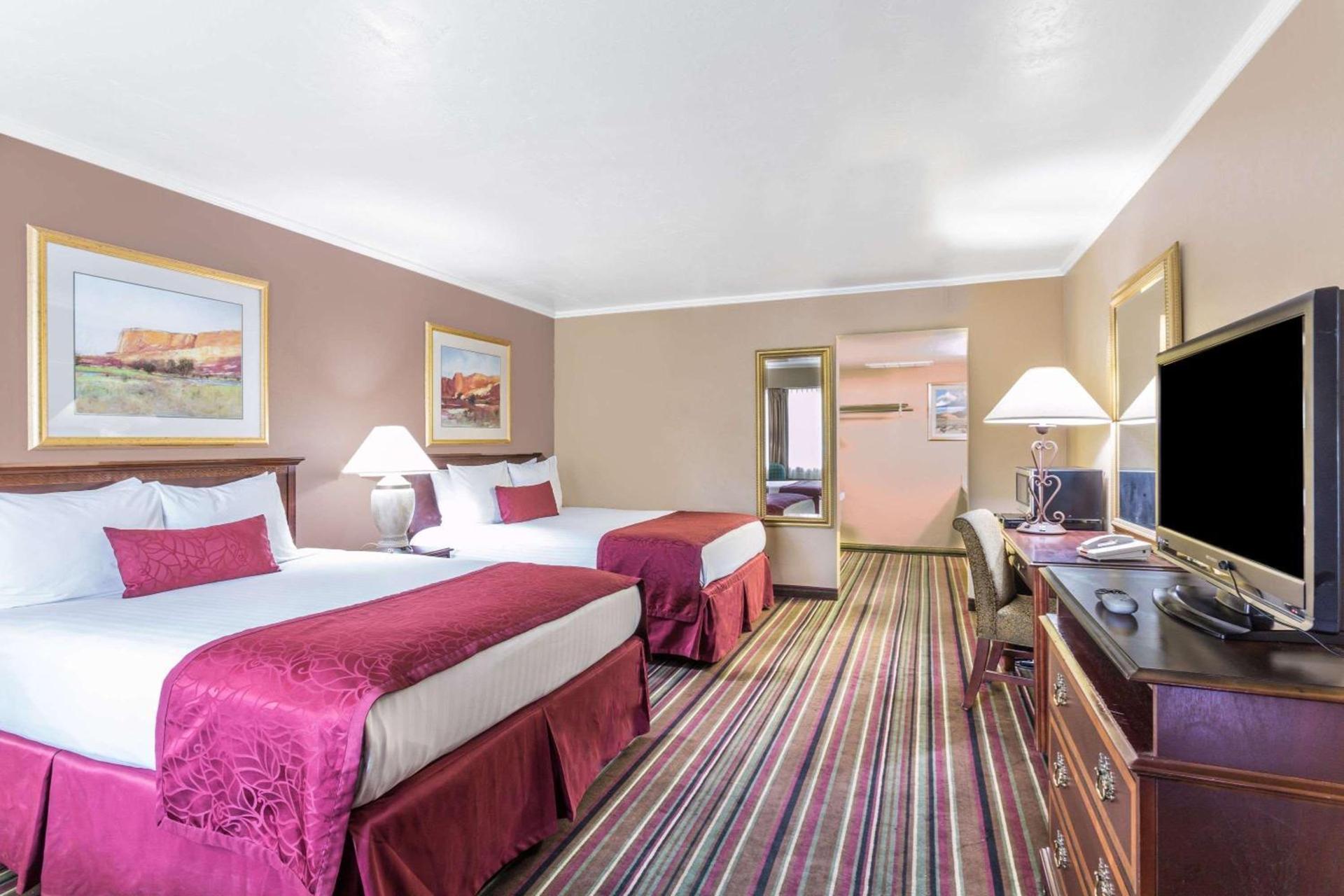 Days Inn & Suites by Wyndham Logan photo 6