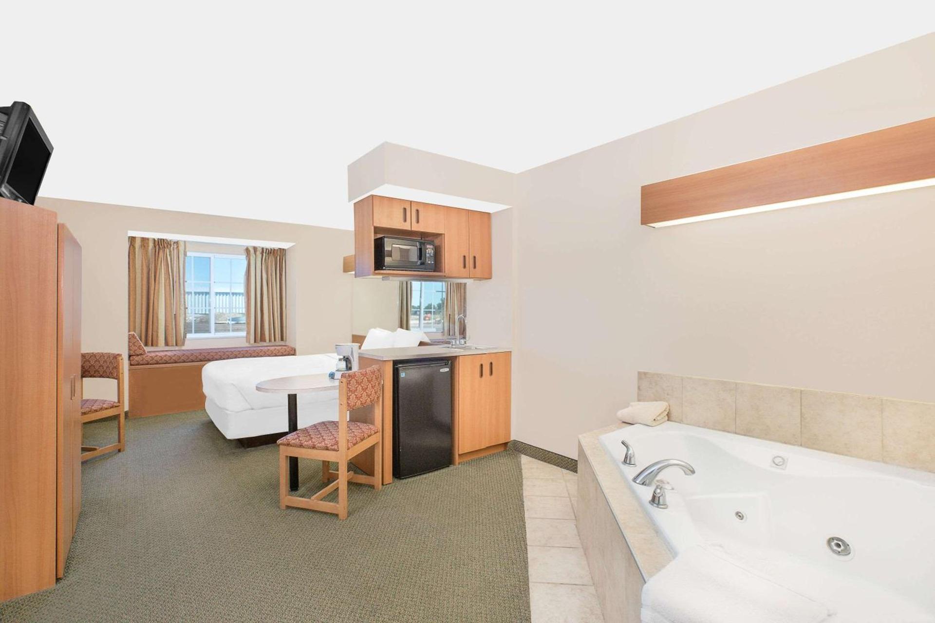 Microtel Inn & Suites by Wyndham Colfax photo 18