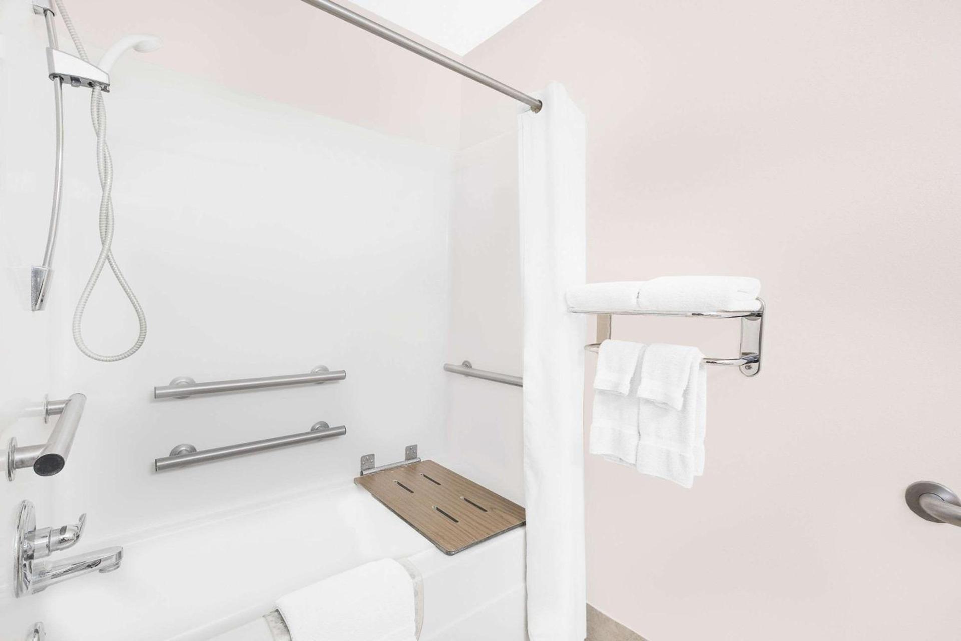 Microtel Inn & Suites by Wyndham Colfax photo 17