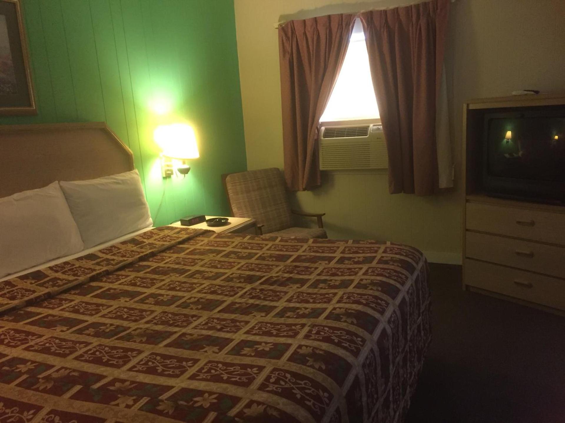 Twin Pine Motel photo 13