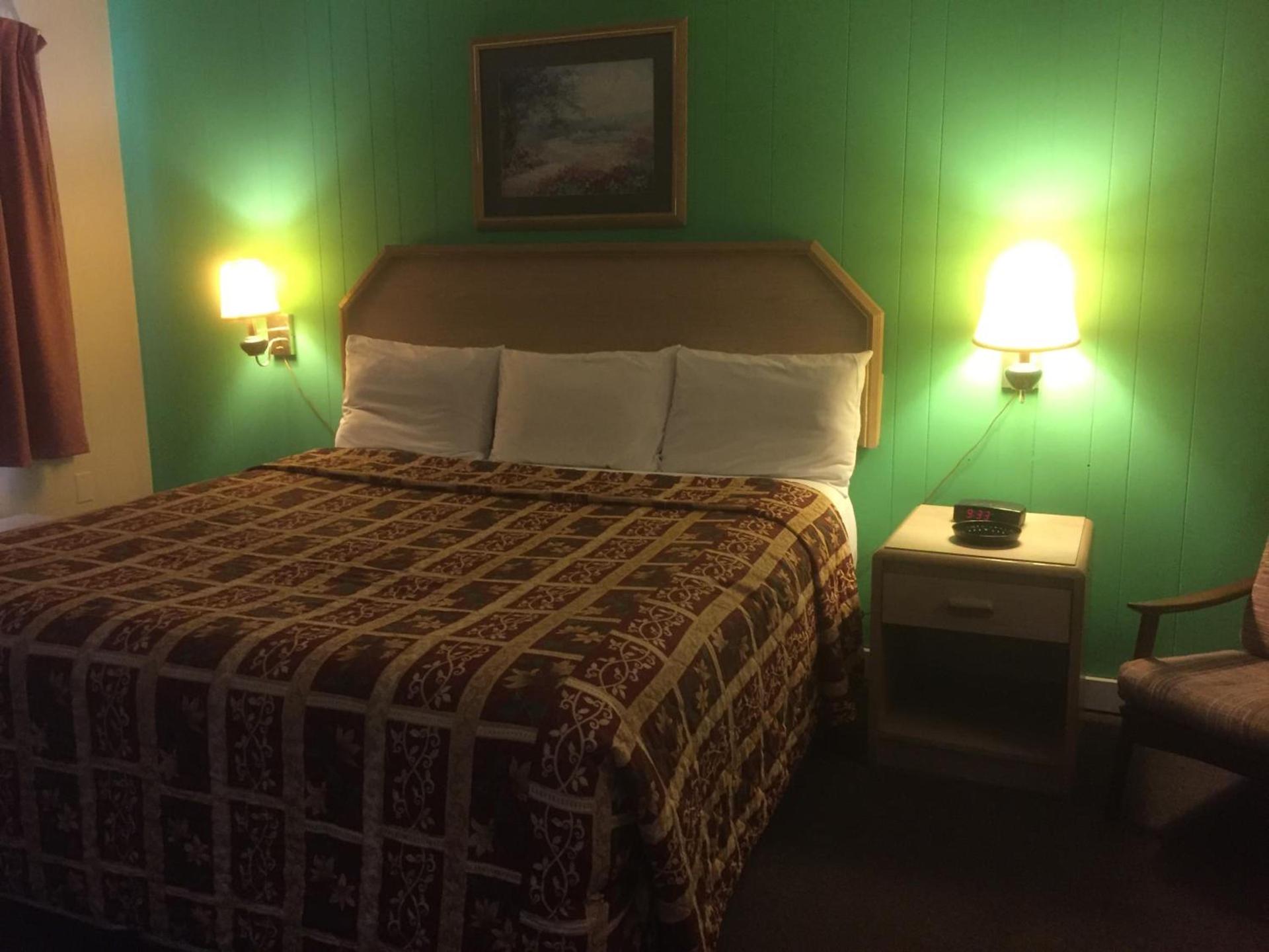 Twin Pine Motel photo 25