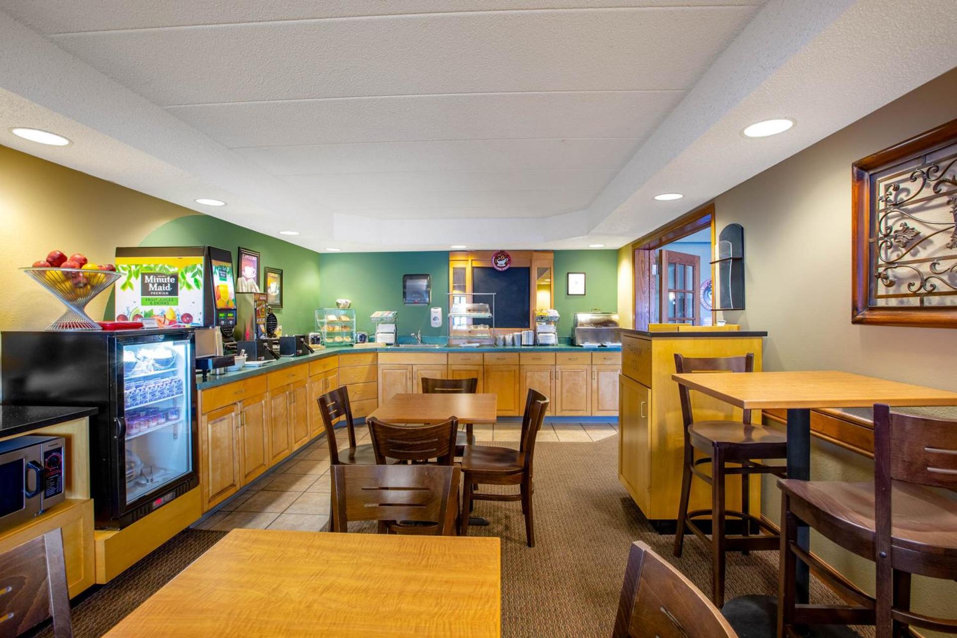 AmericInn by Wyndham Kearney photo 7