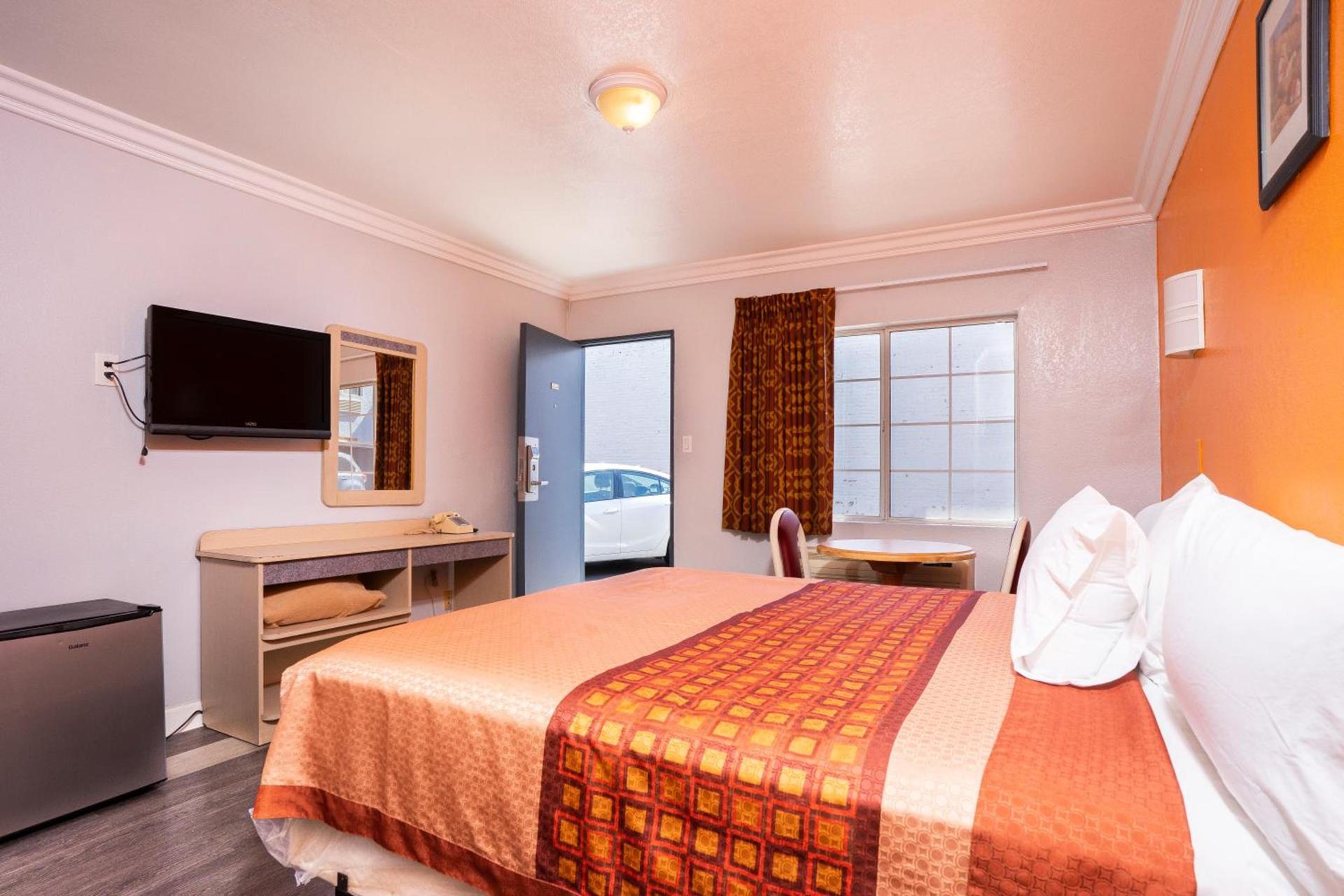 Value Inn Hollywood photo 10