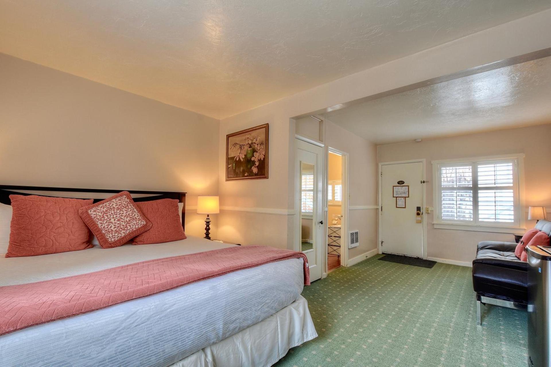 Carmel Green Lantern Inn photo 8