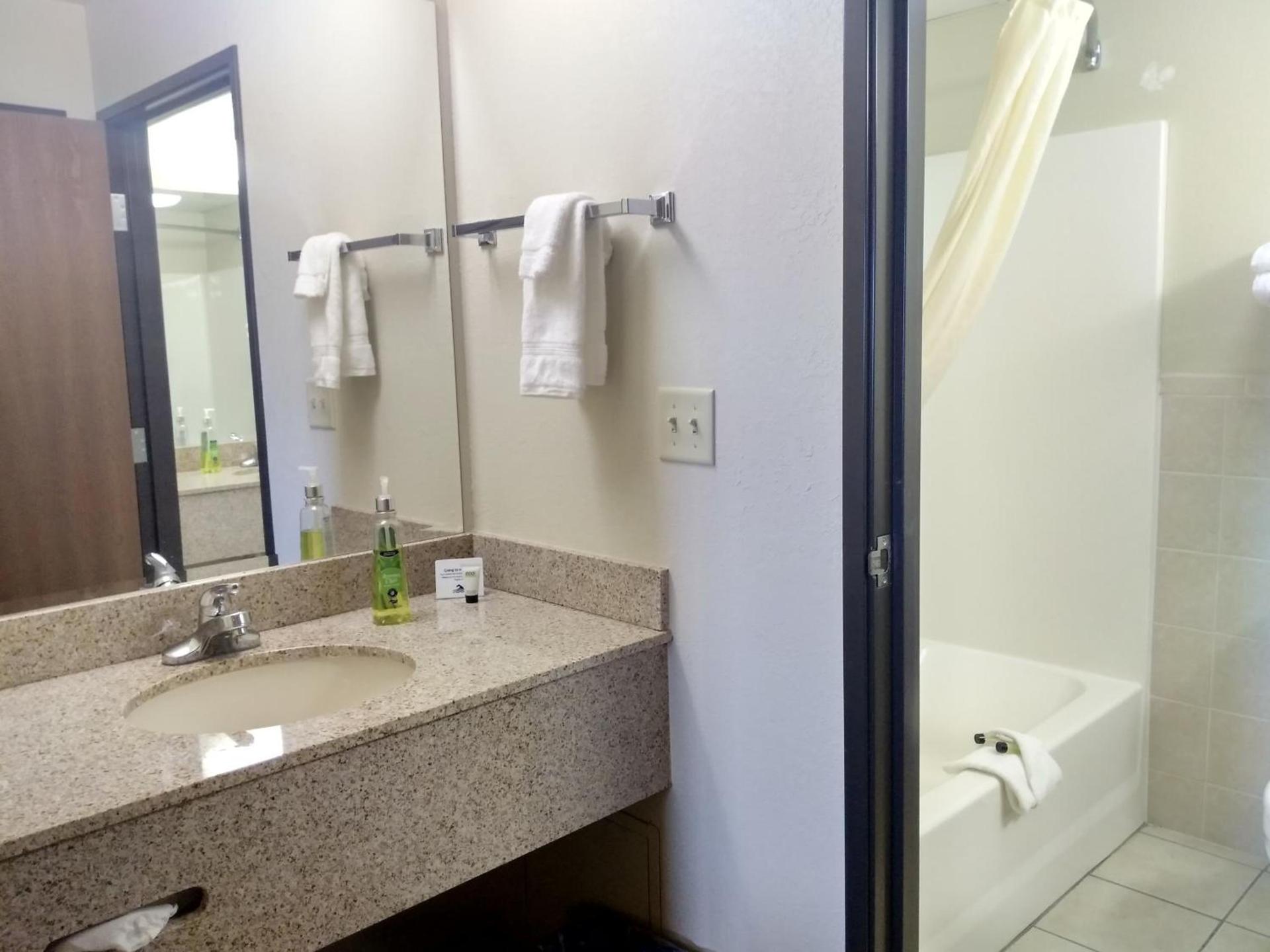 Madelia Hotel & Suites photo 6
