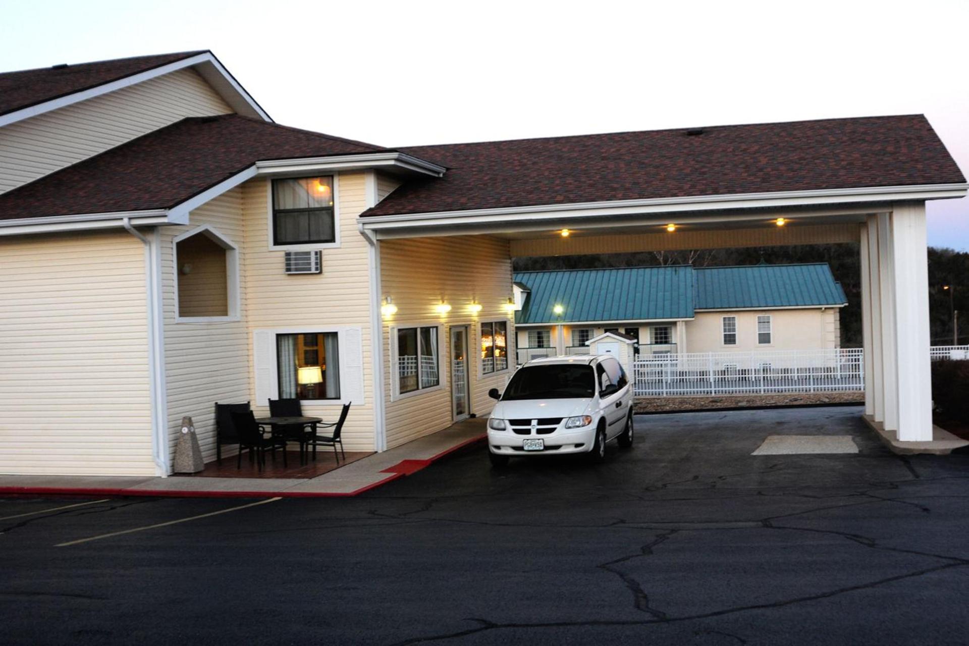 Whispering Hills Inn photo 12