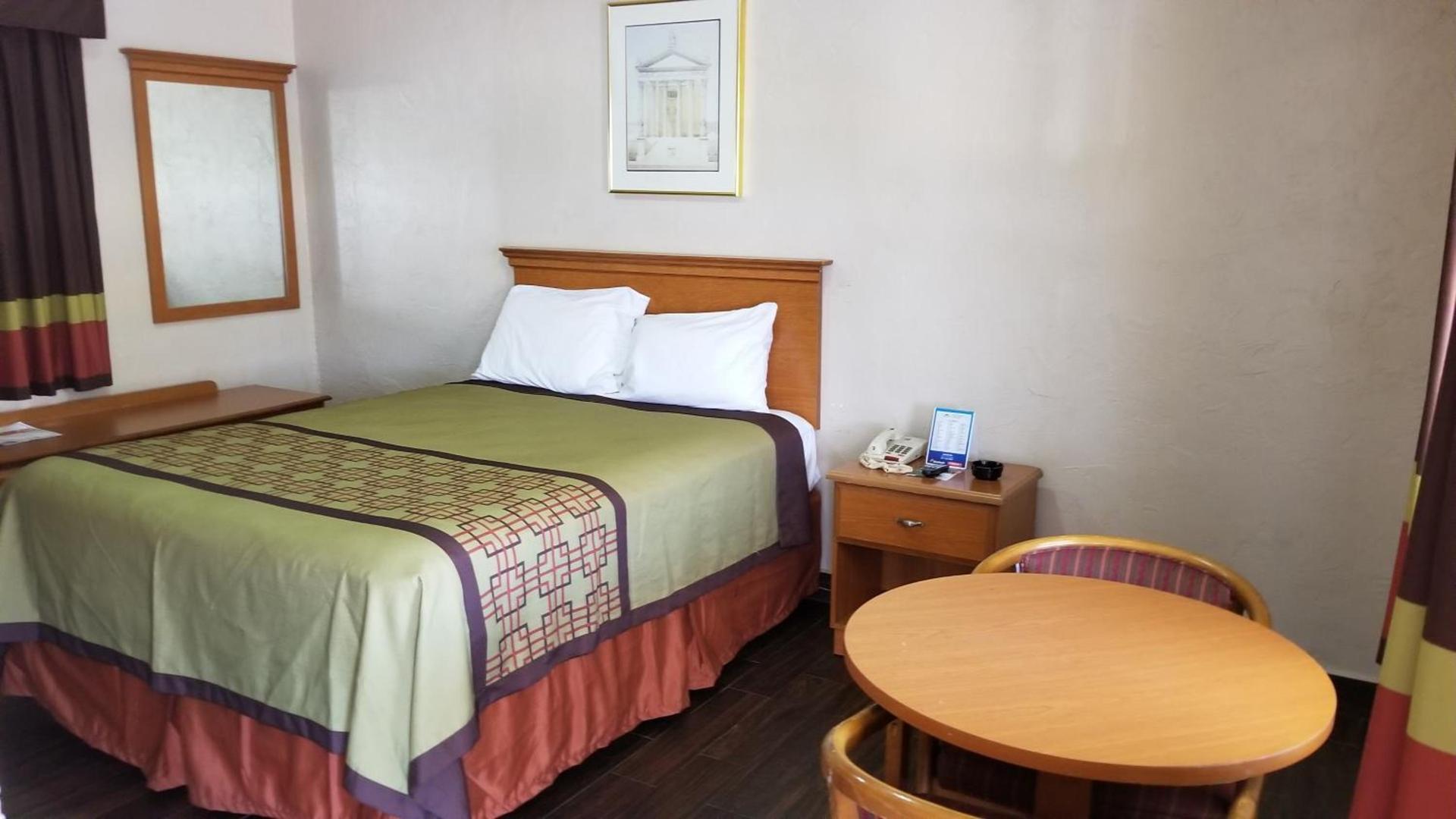 Deluxe Inn - Sarasota photo 4