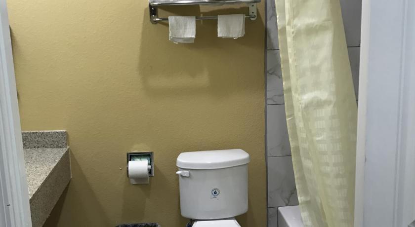 Deluxe Inn & Suites - Baytown photo 5