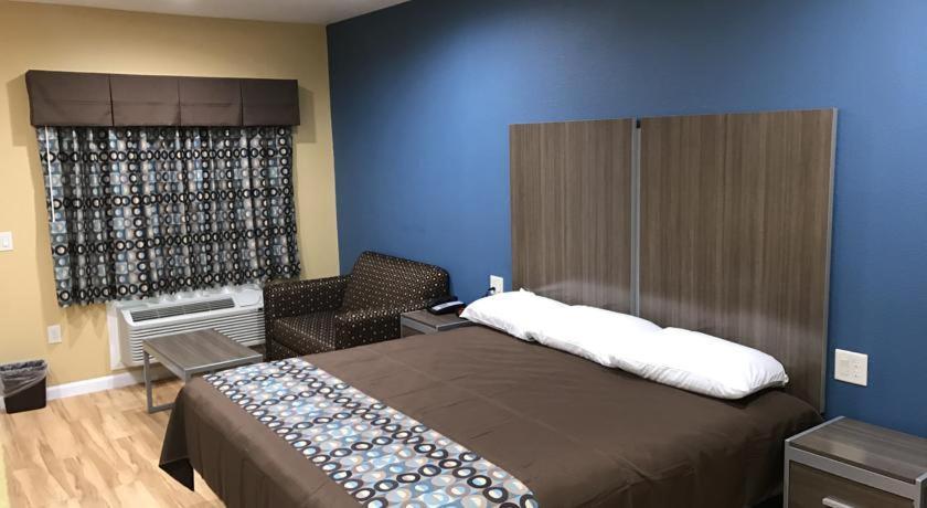 Deluxe Inn & Suites - Baytown photo 14