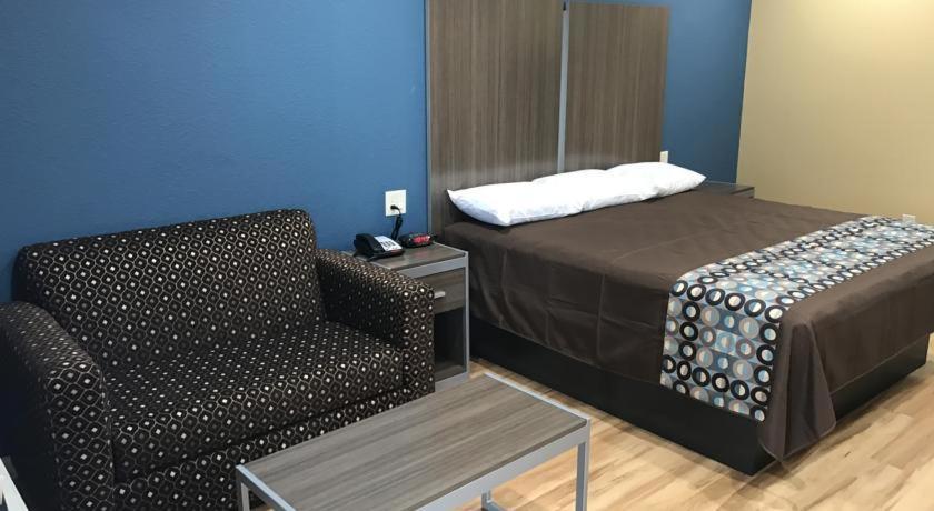 Deluxe Inn & Suites - Baytown photo 11