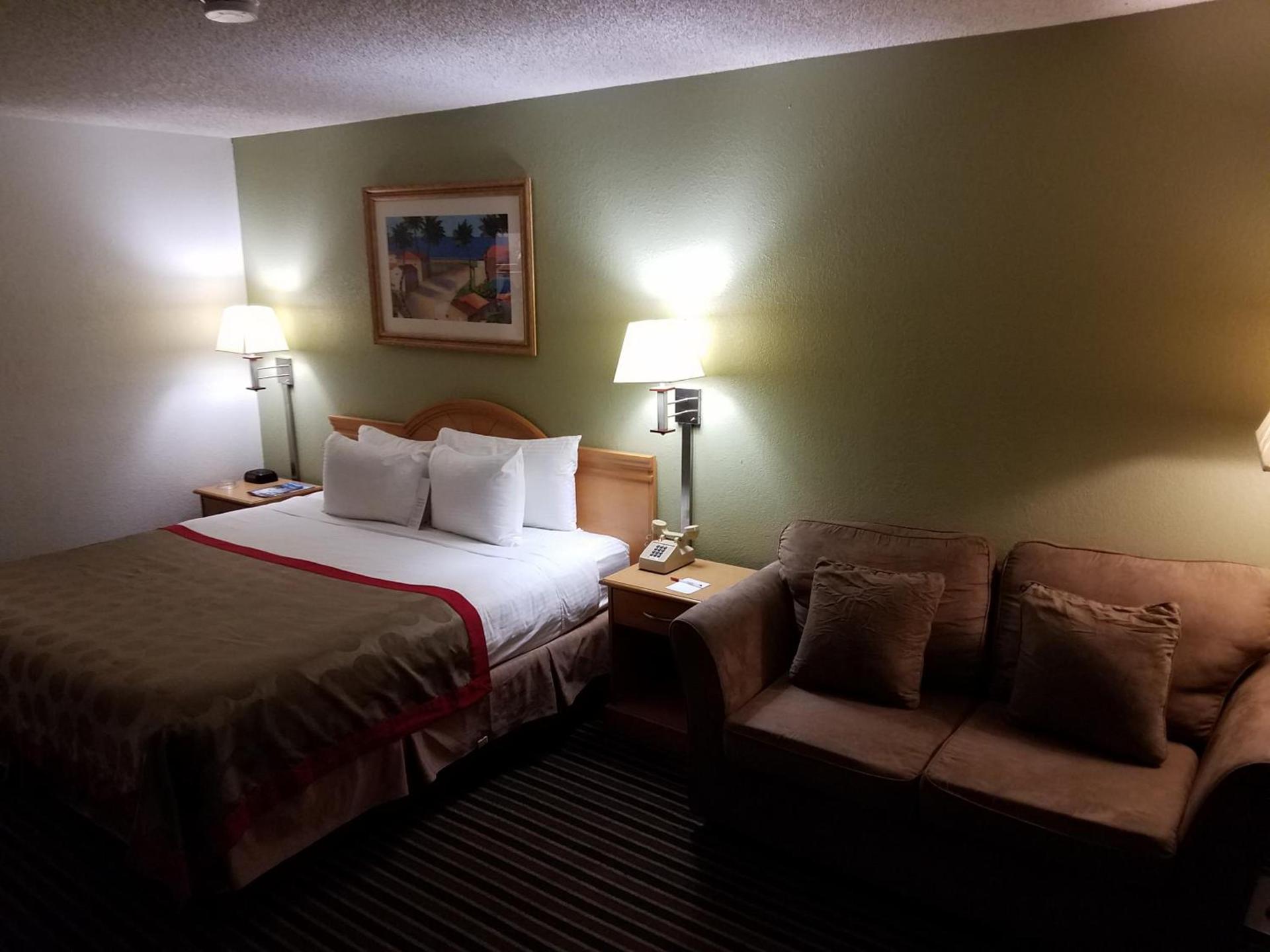Ramada by Wyndham Temple Terrace/Tampa North photo 32
