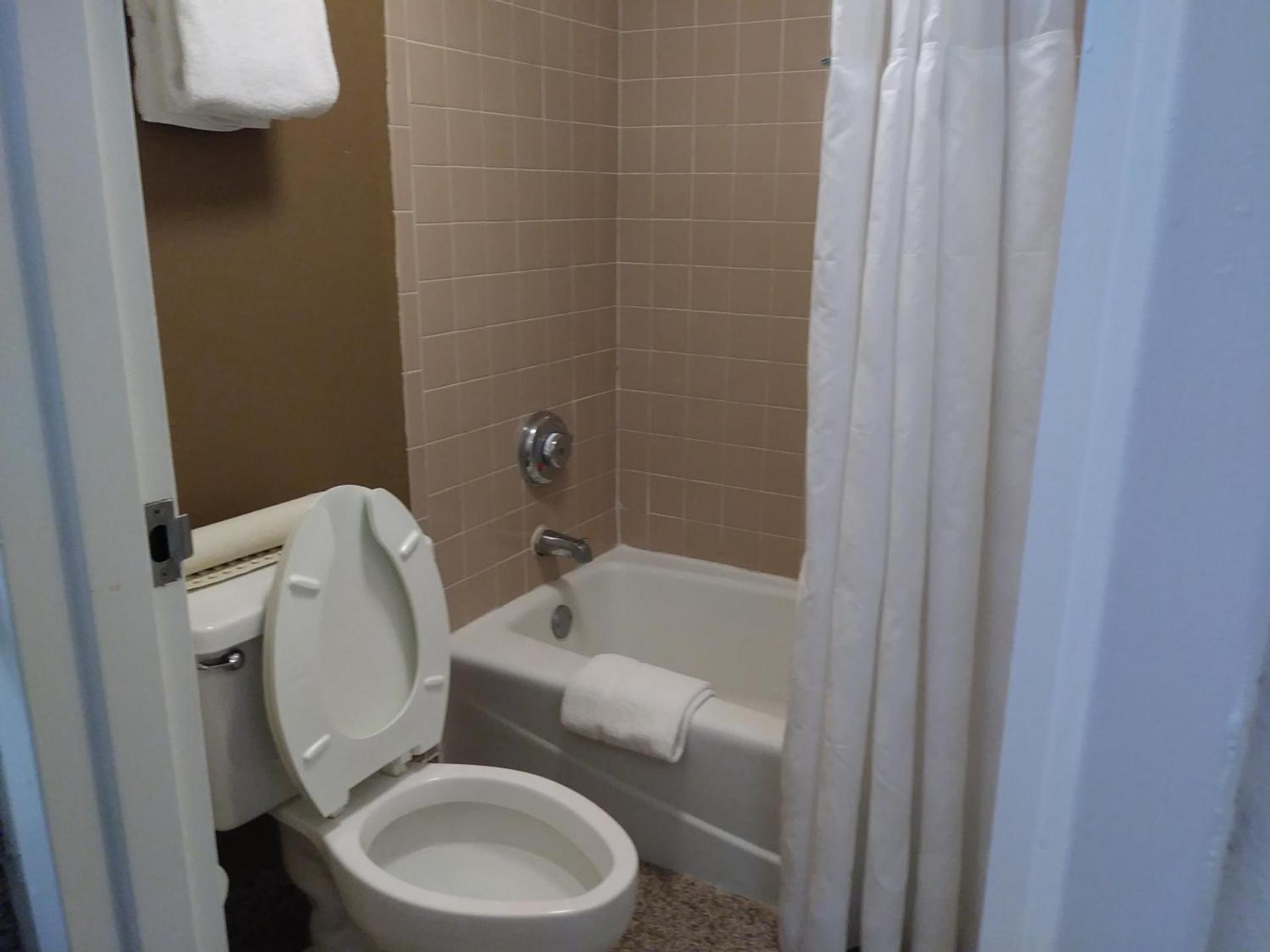 Ramada by Wyndham Temple Terrace/Tampa North photo 6