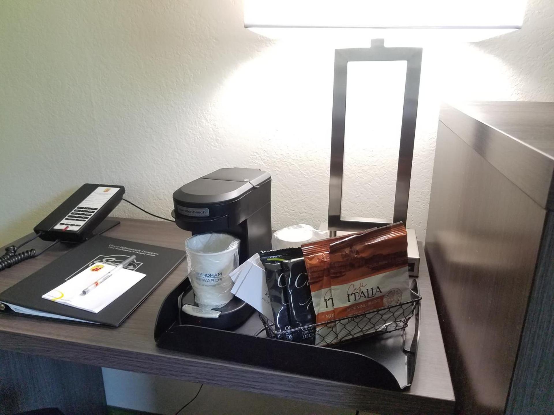 Super 8 by Wyndham Independence Kansas City photo 2