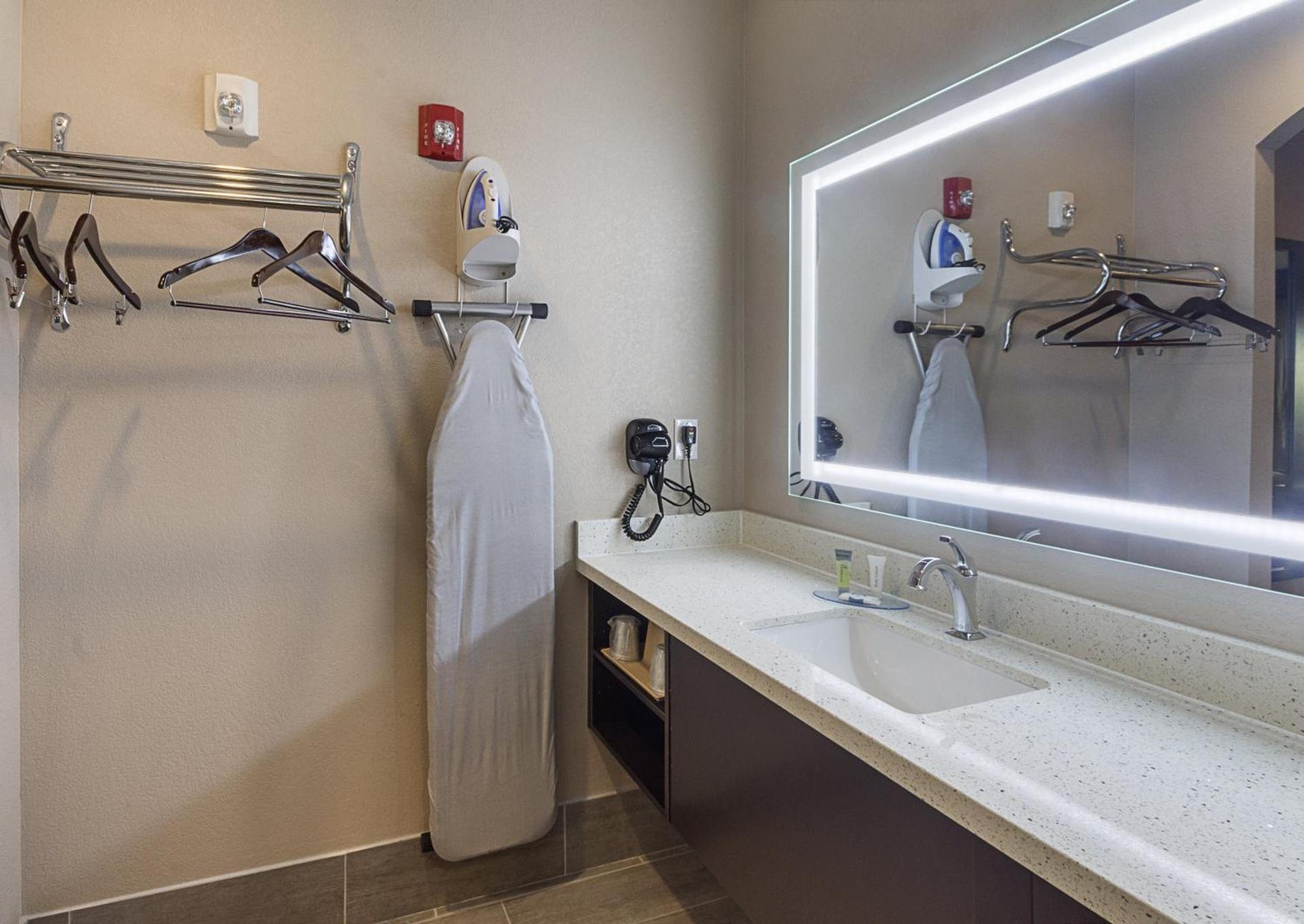 Econo Lodge Inn & Suites Houston NW-Cy-Fair photo 23