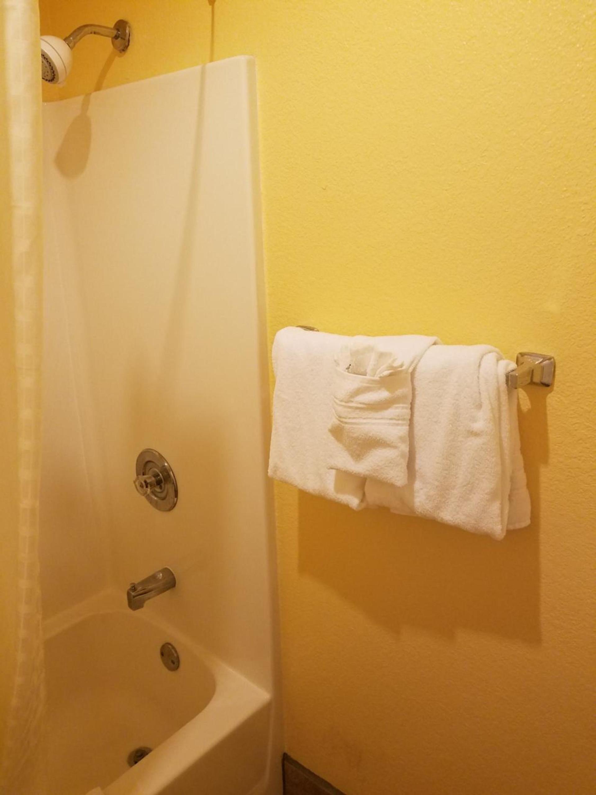 Travelodge by Wyndham Wenatchee photo 12