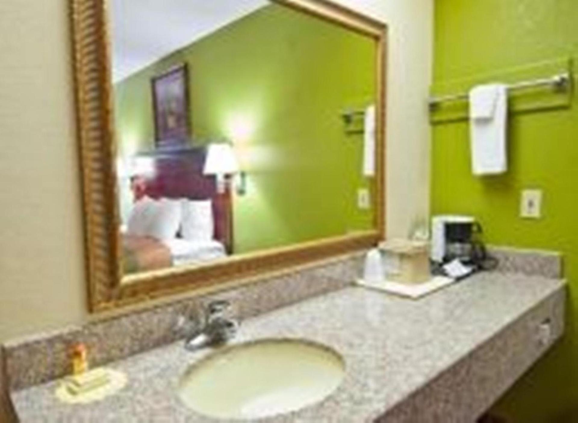 Americas Best Value Inn - Brookhaven photo 19
