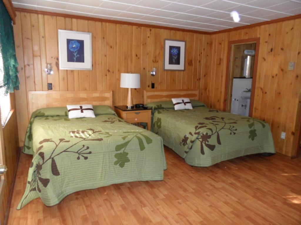 Seven Dwarfs Motel & Cabins photo 65