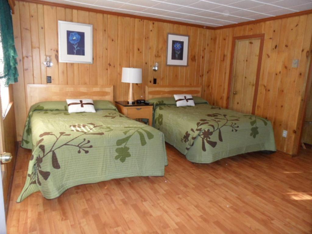 Seven Dwarfs Motel & Cabins photo 87