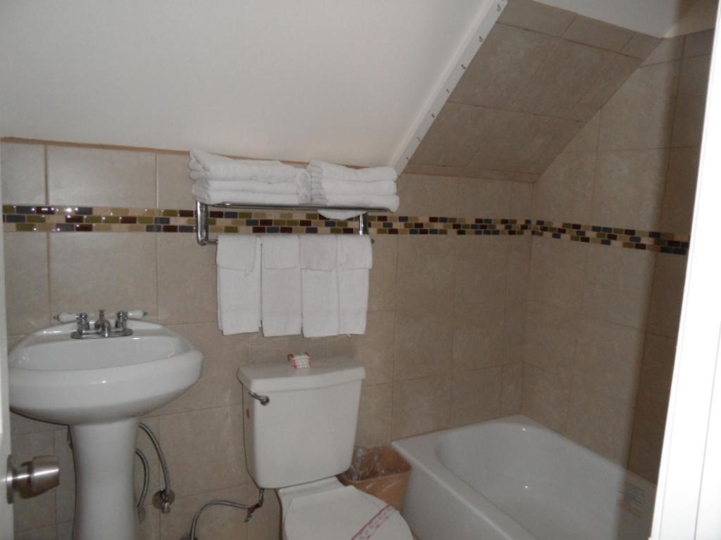 Seven Dwarfs Motel & Cabins photo 45