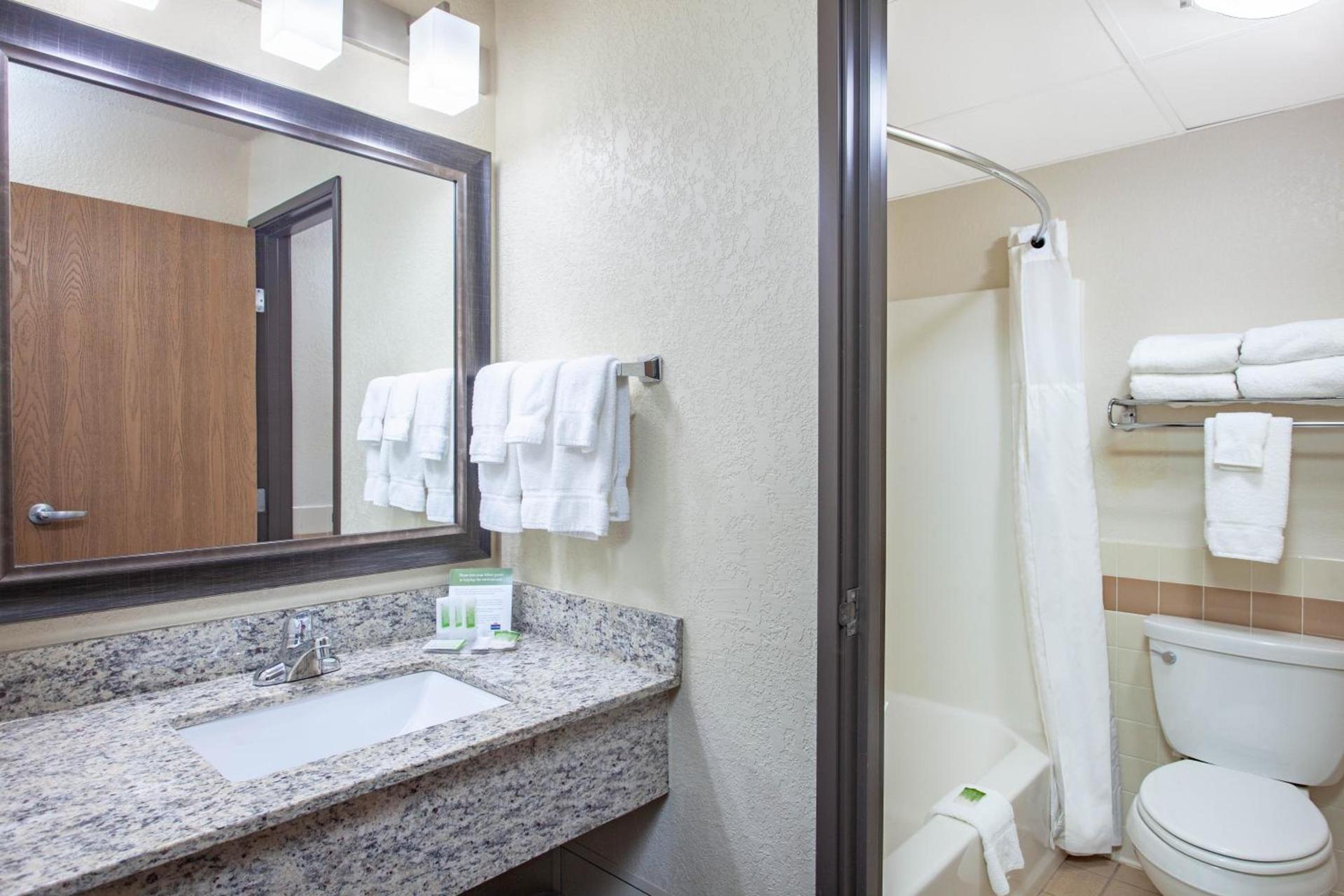 AmericInn by Wyndham Mankato Event Center near MSU photo 72