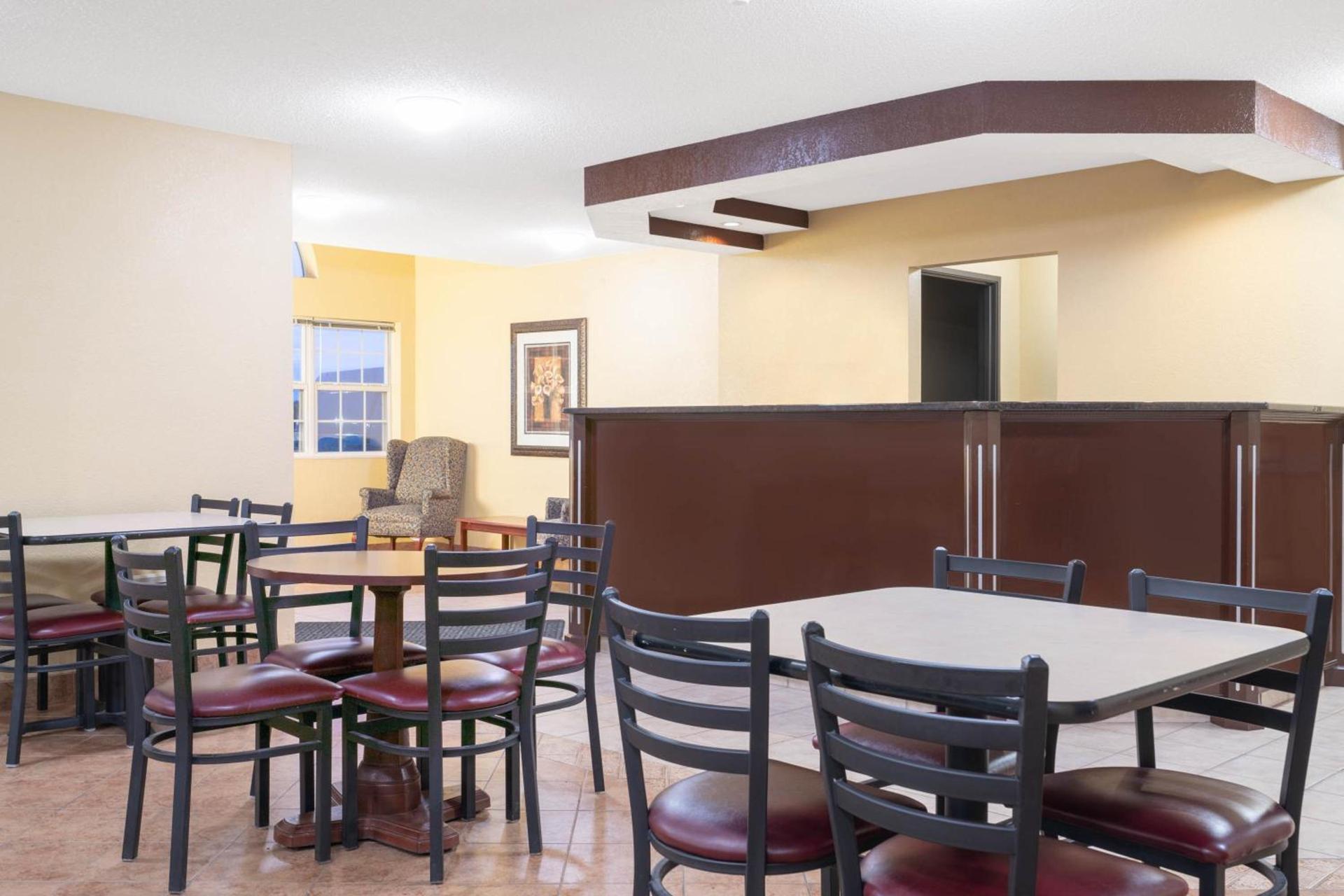 Days Inn by Wyndham Faribault photo 17