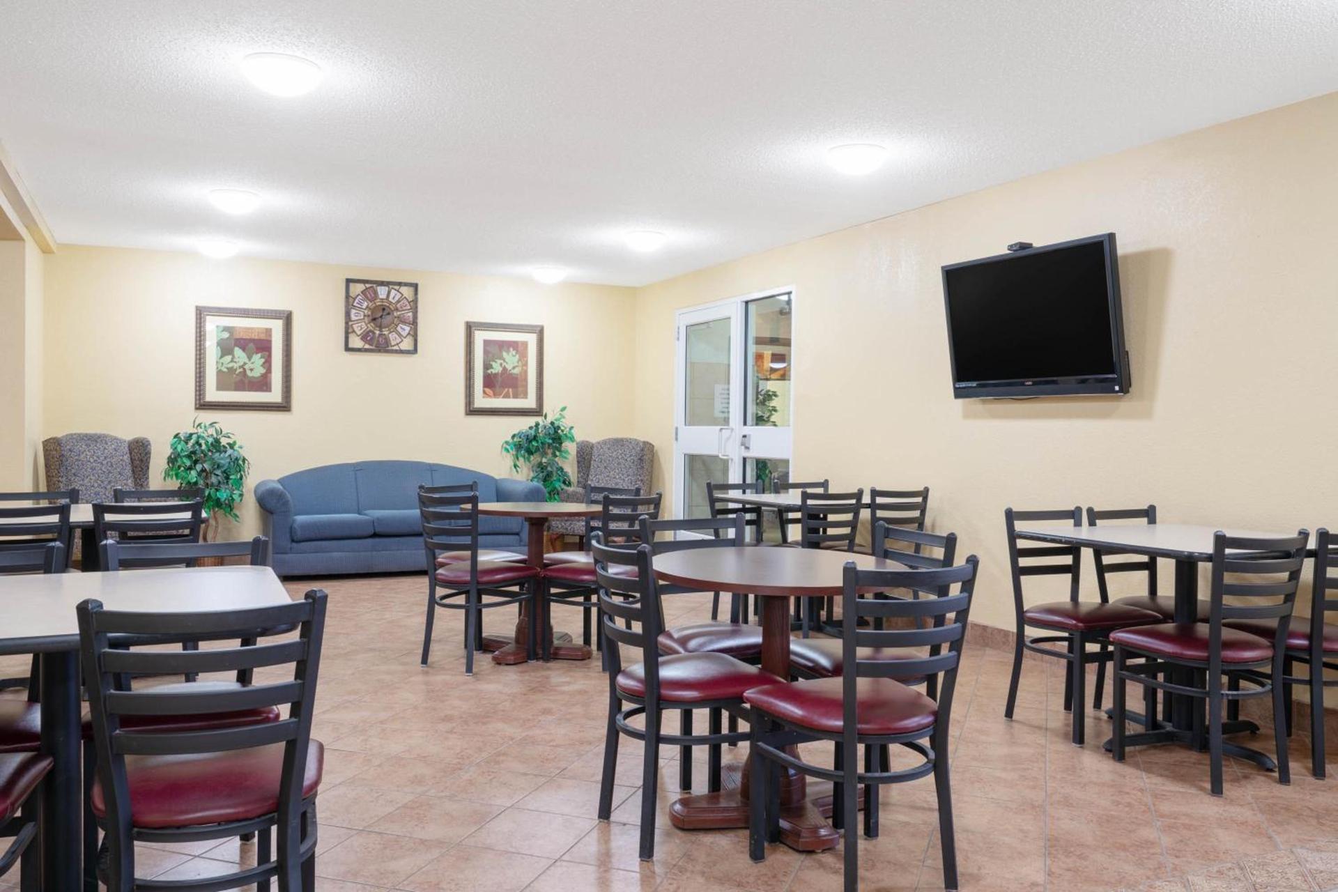 Days Inn by Wyndham Faribault photo 13