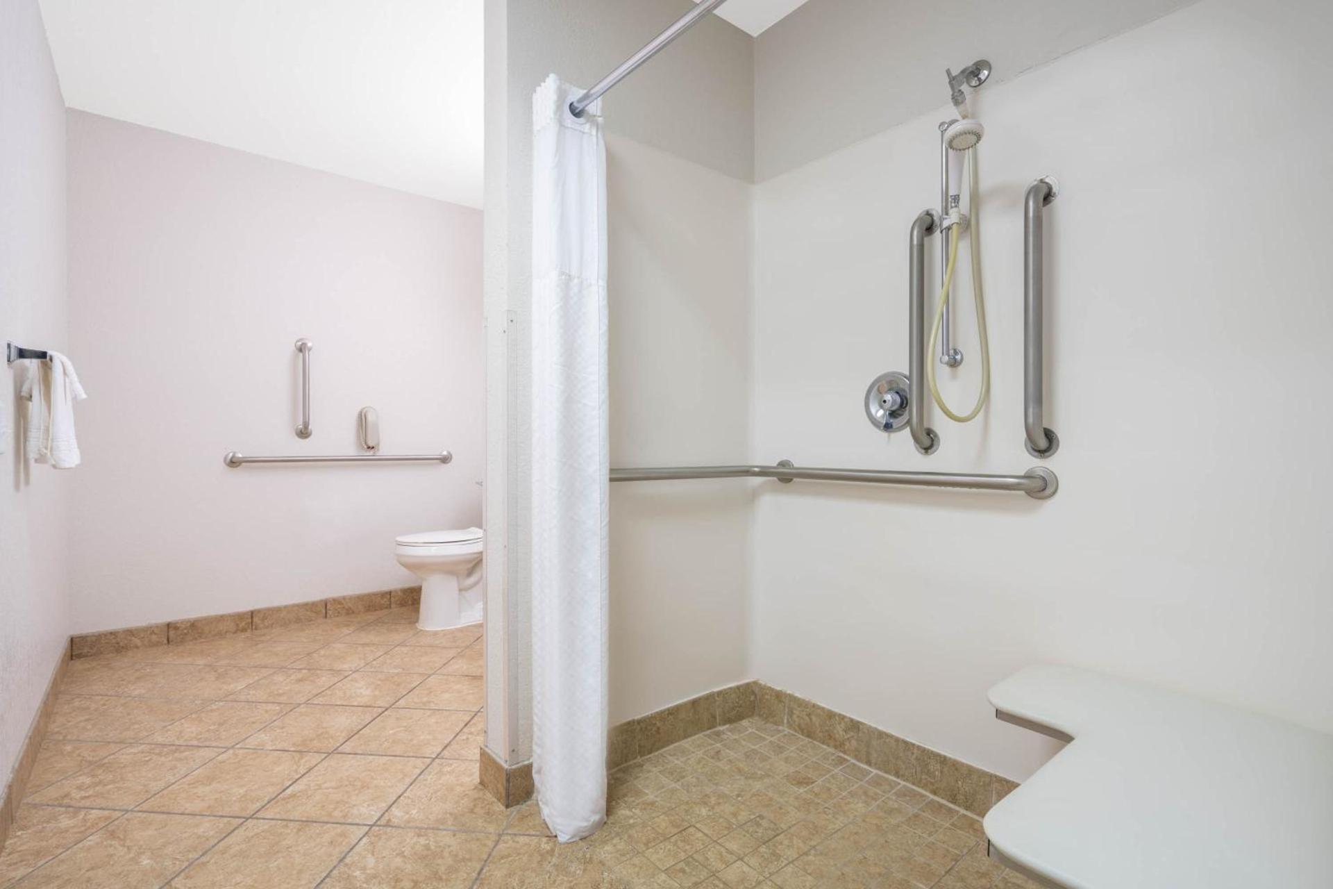 Days Inn by Wyndham Faribault photo 5