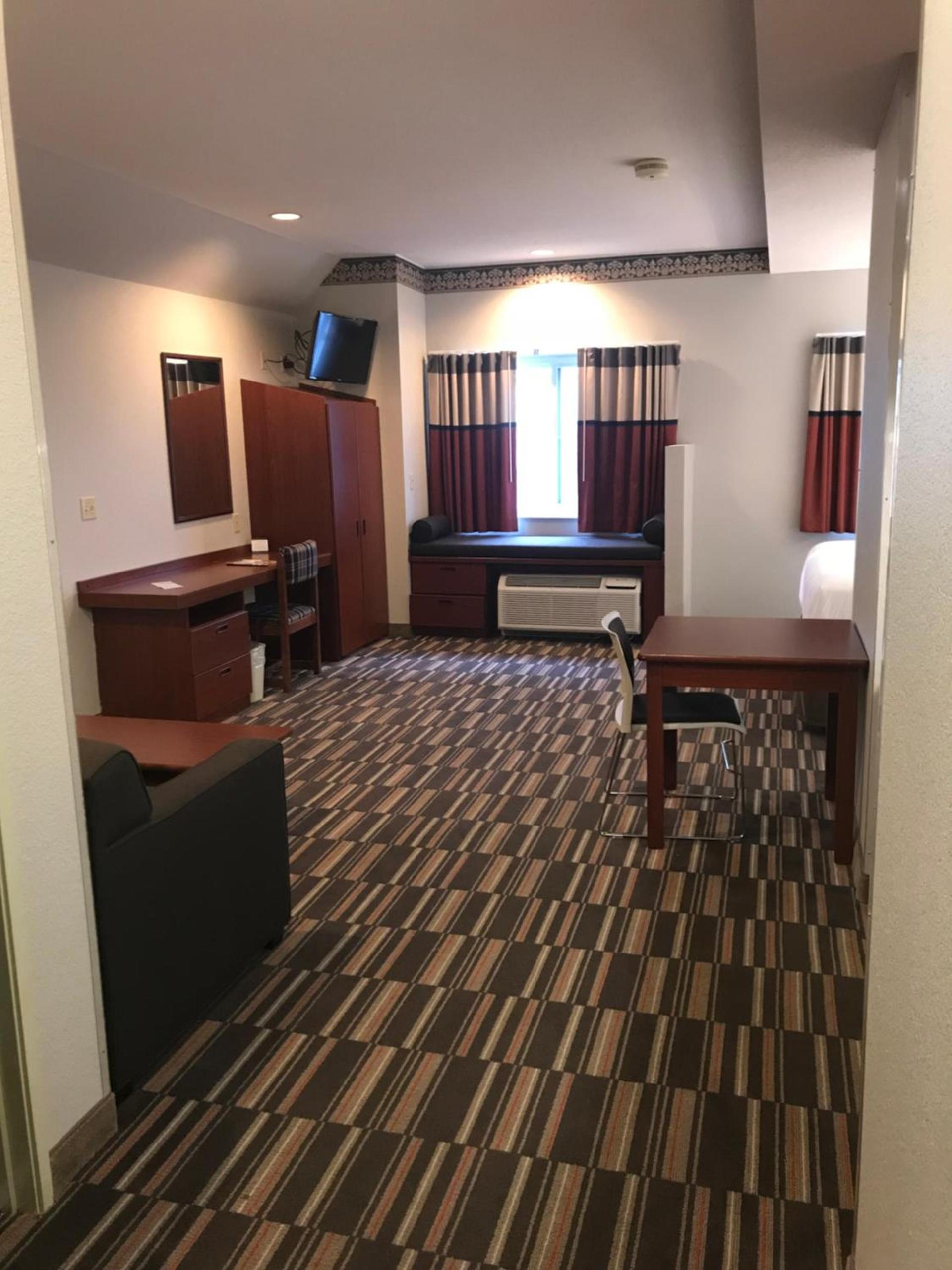 Microtel Inn & Suites Urbandale photo 15