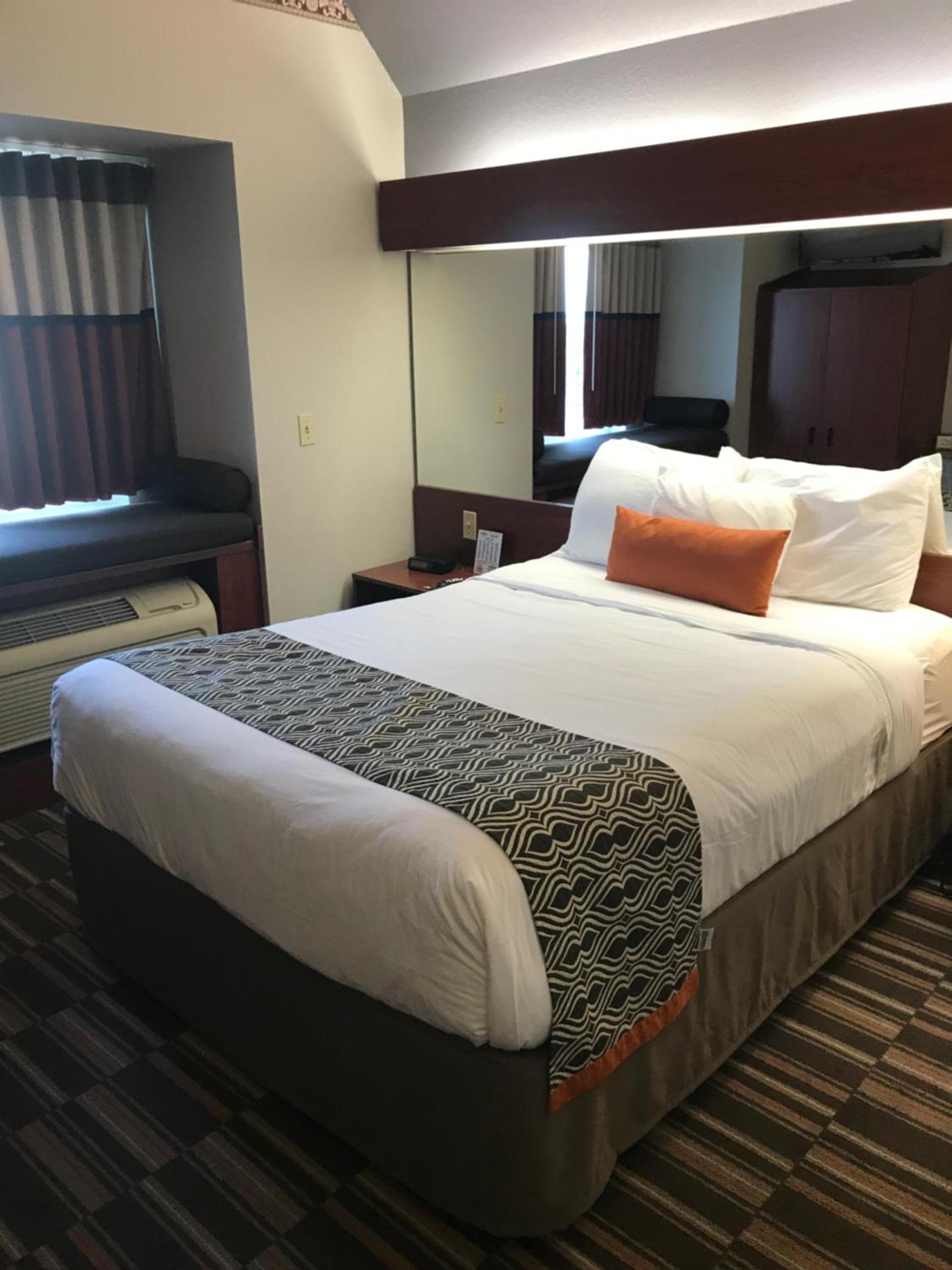 Microtel Inn & Suites Urbandale photo 11