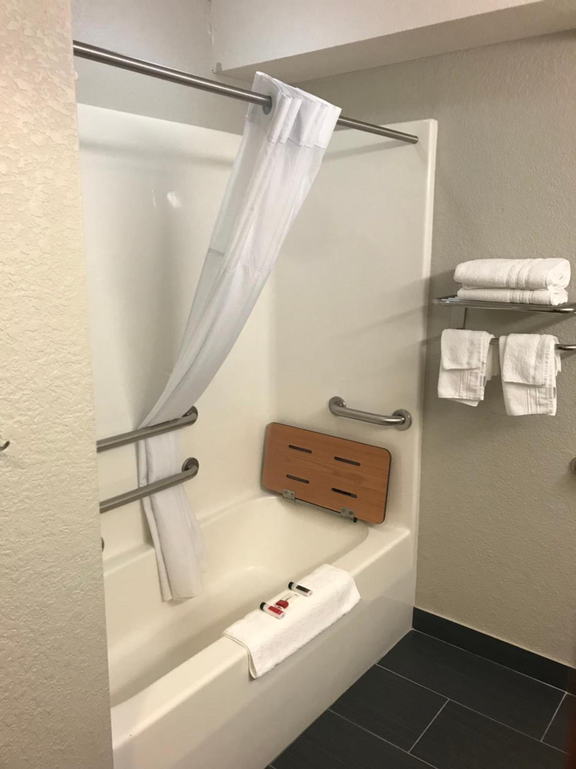 Microtel Inn & Suites Urbandale photo 13