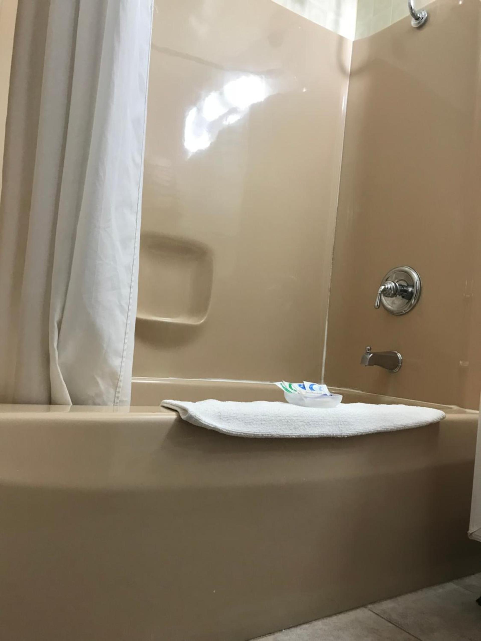 Budget Inn Marinette photo 12