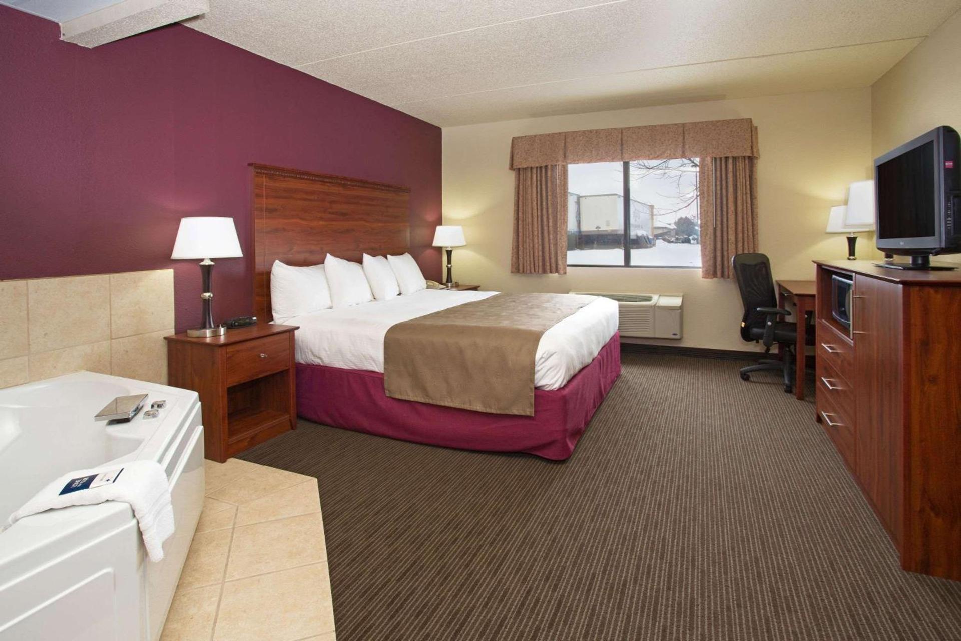 AmericInn by Wyndham New London photo 14