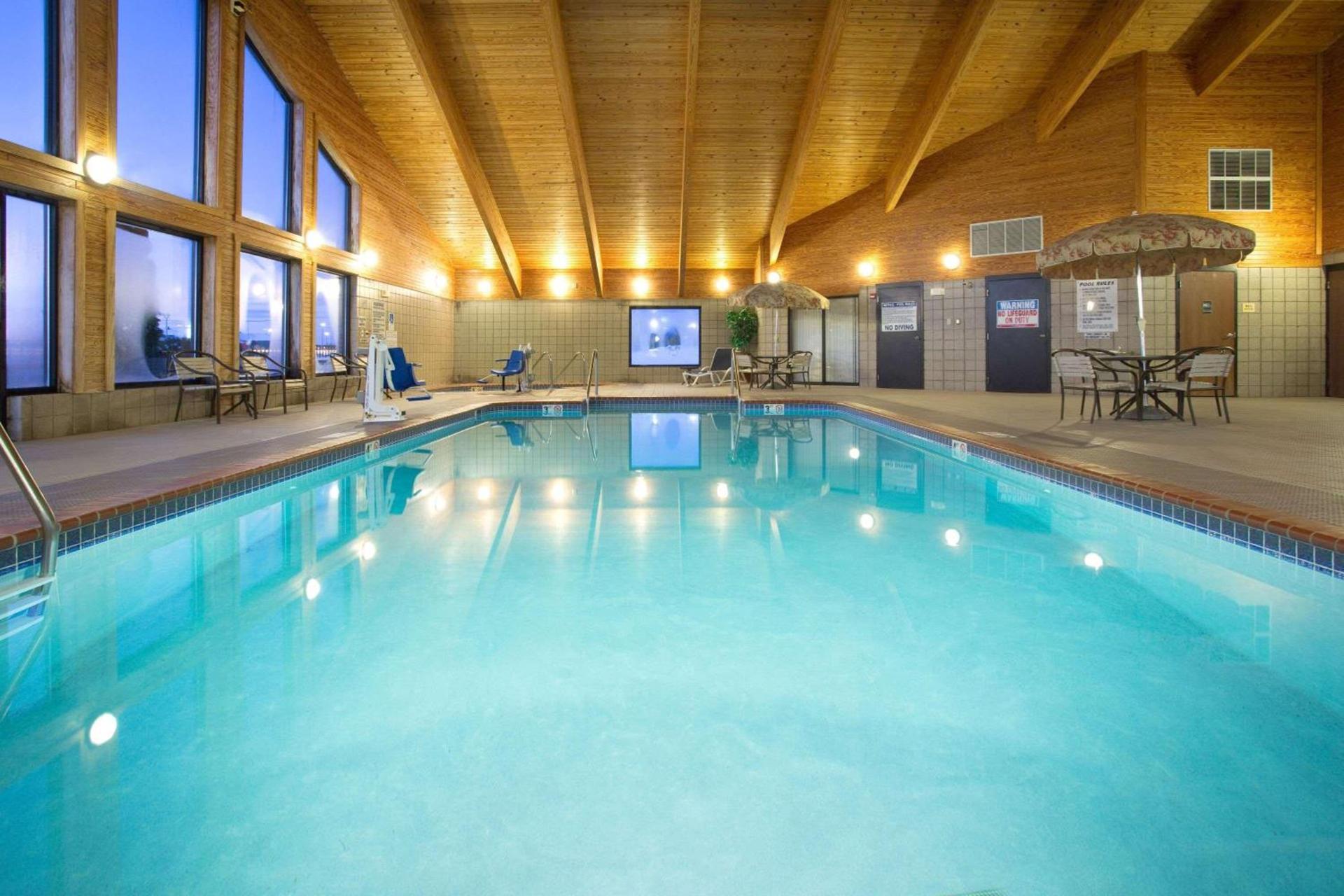 AmericInn by Wyndham New London photo 6