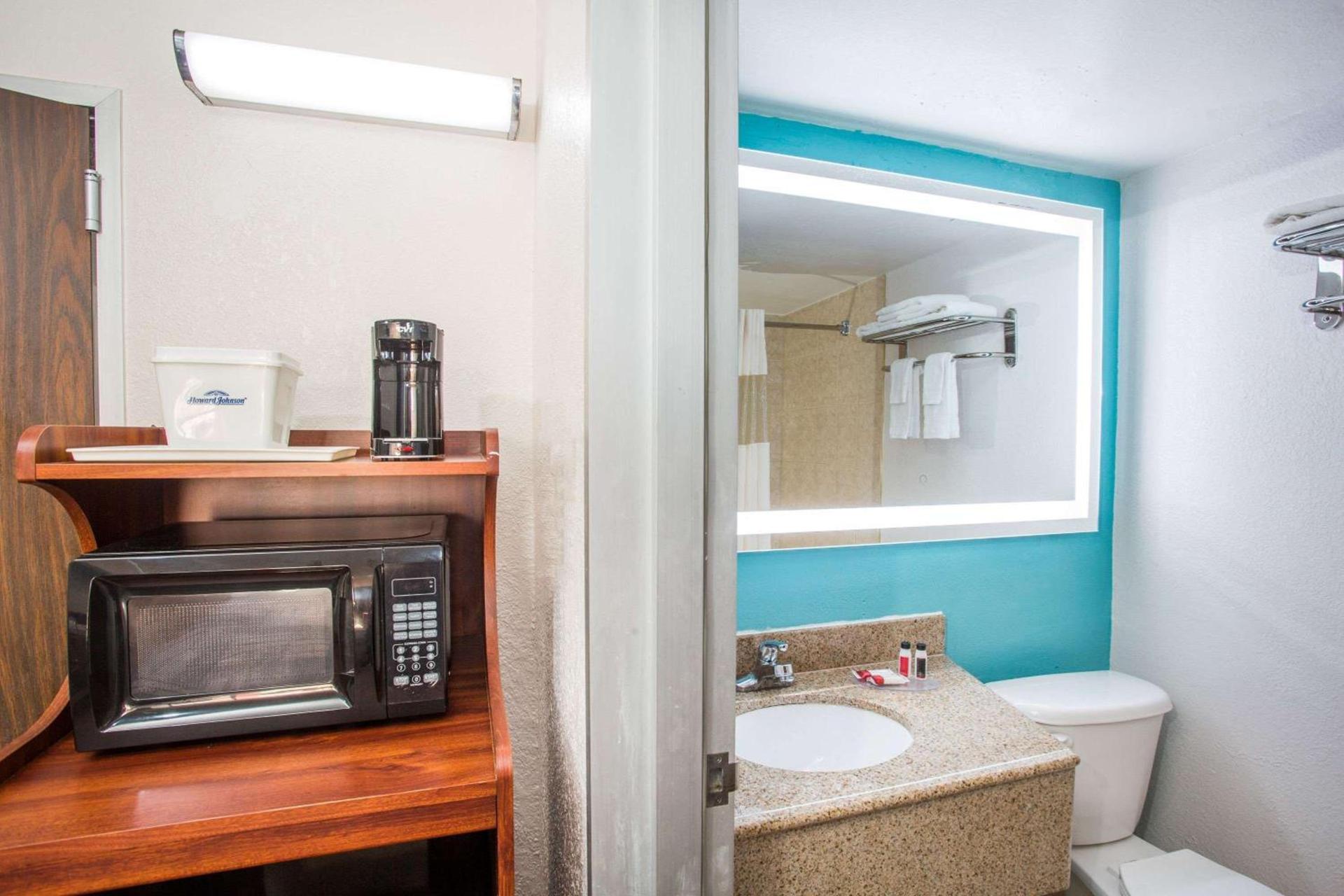 Howard Johnson by Wyndham Winter Haven FL photo 9