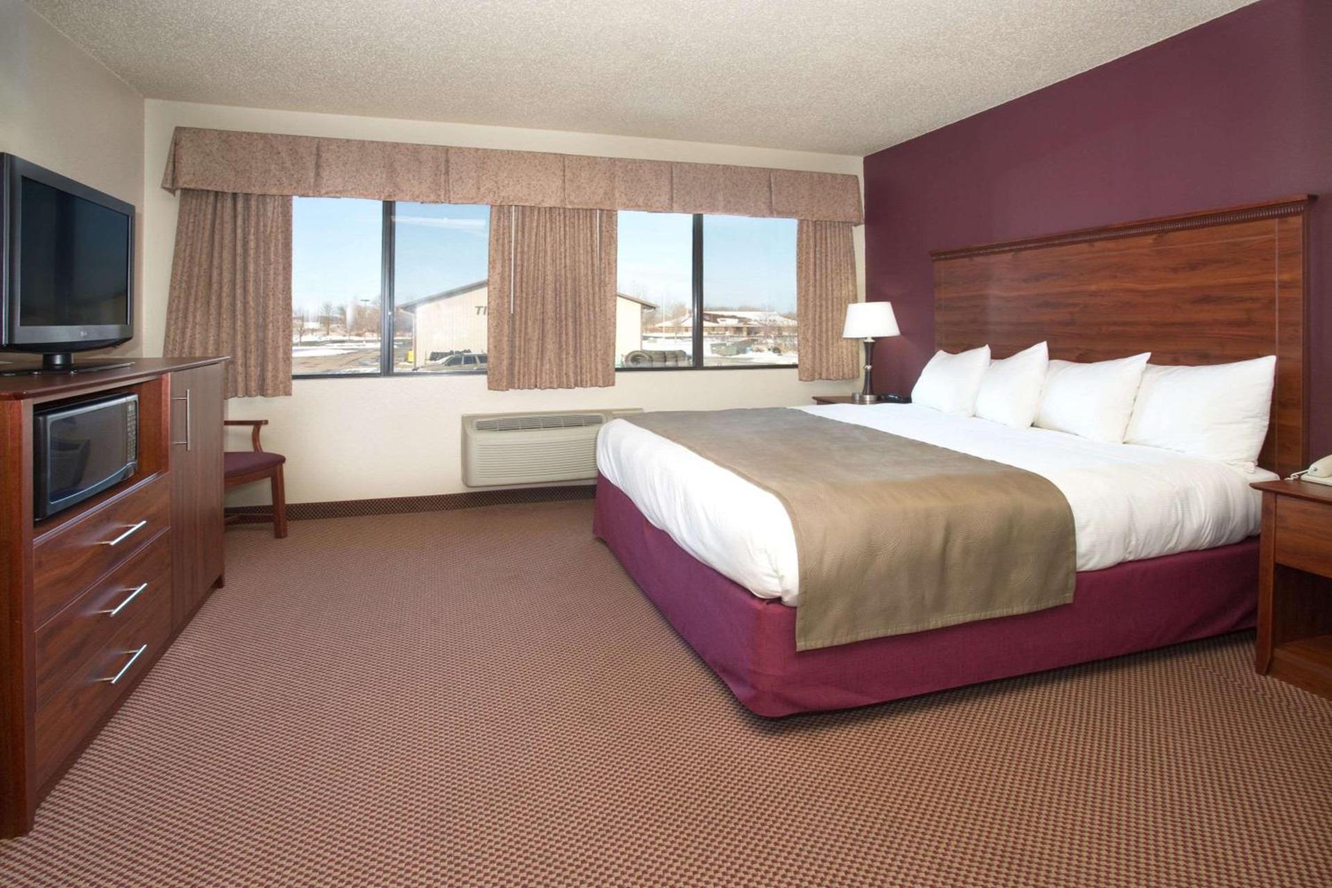 AmericInn by Wyndham New London photo 15