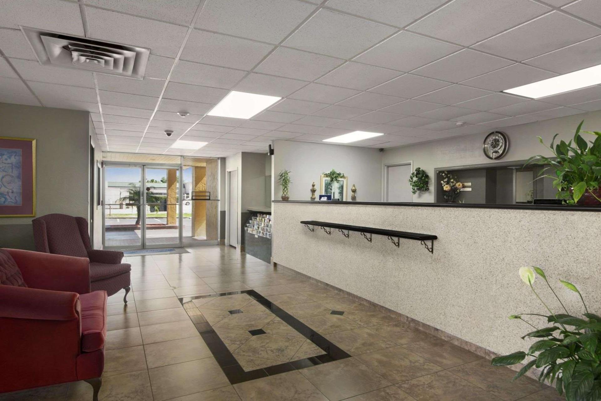Howard Johnson by Wyndham Winter Haven FL photo 3