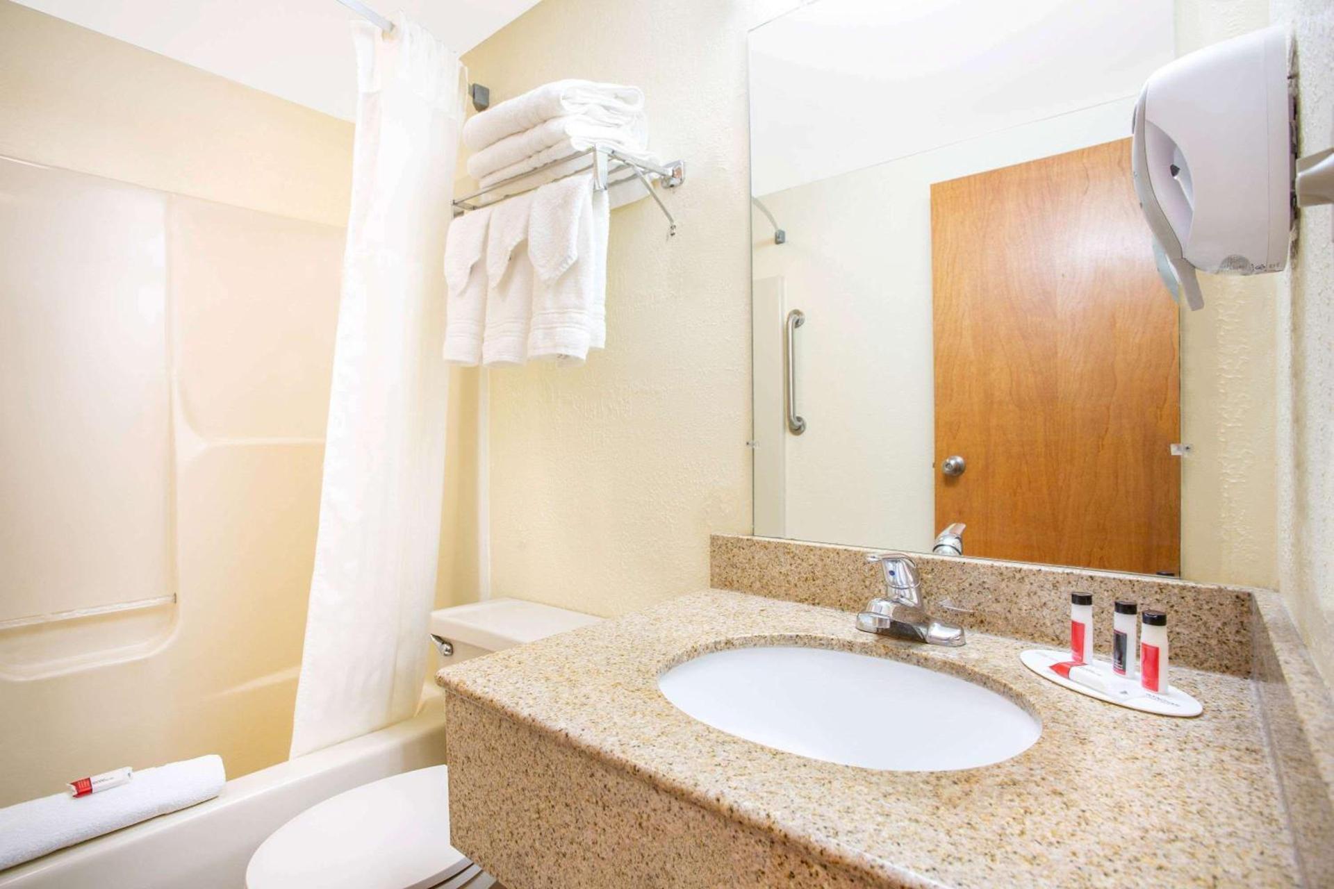 Days Inn by Wyndham Lancaster PA Dutch Country photo 7