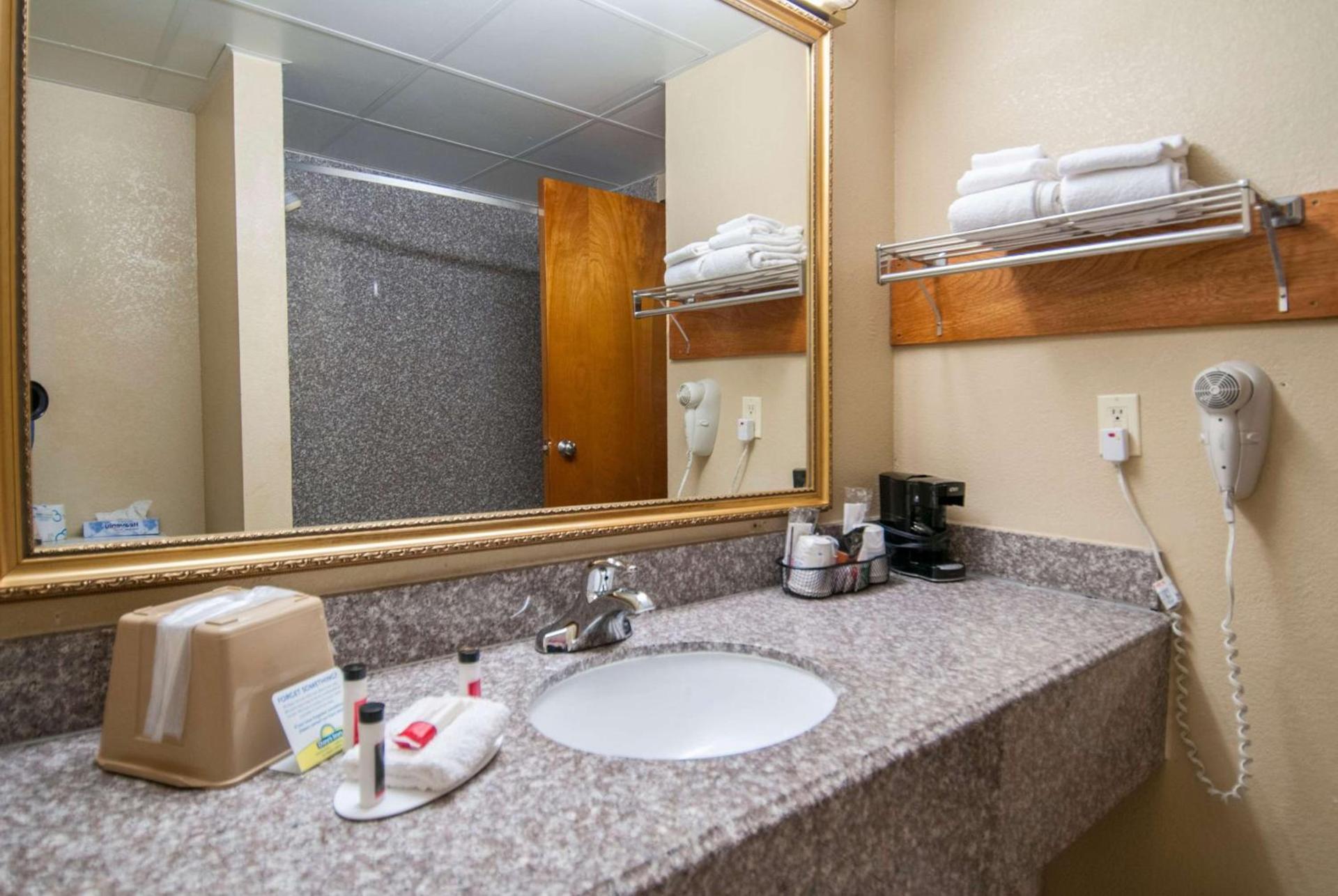 Days Inn by Wyndham Pauls Valley photo 14