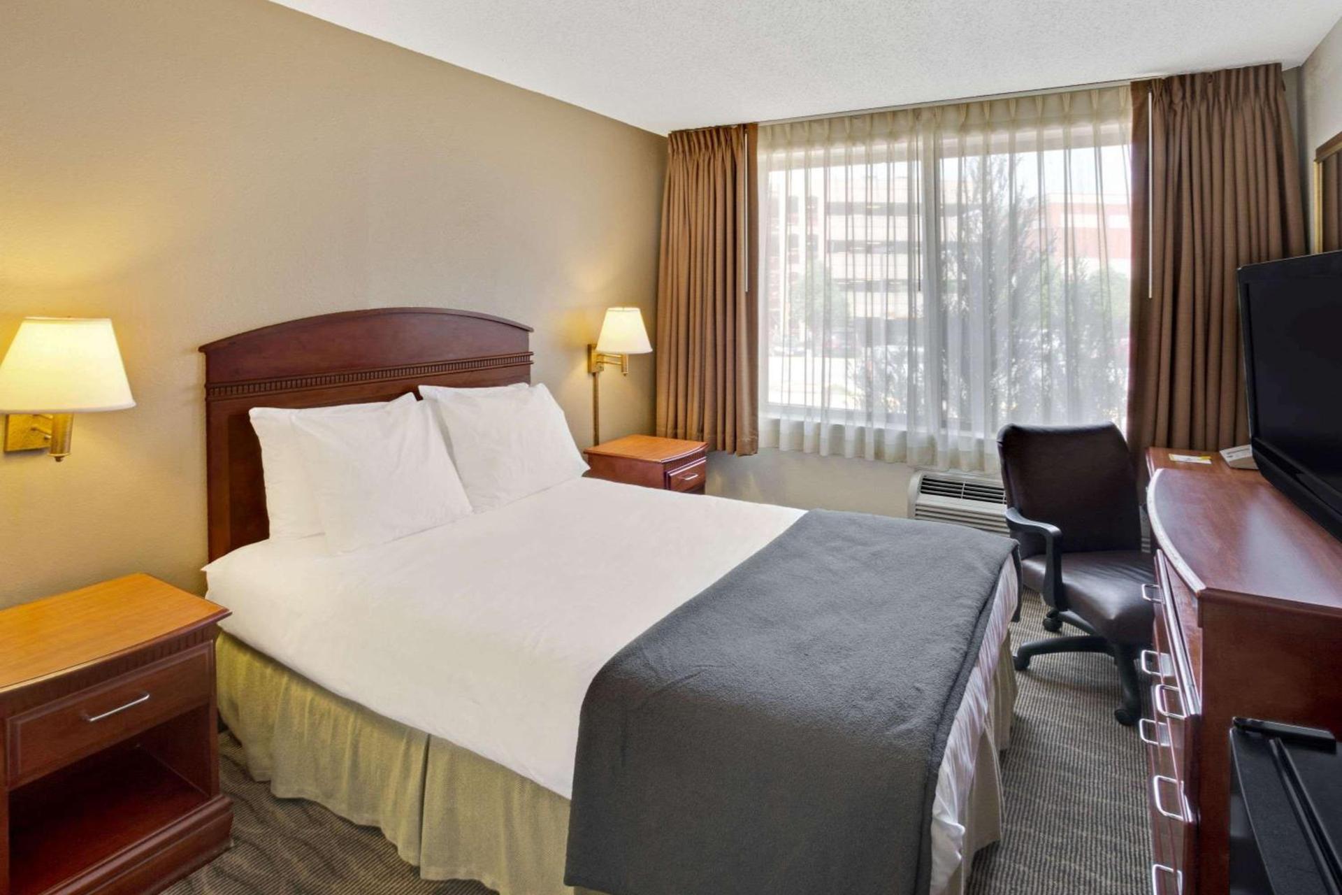 Days Inn by Wyndham Silver Spring photo 4