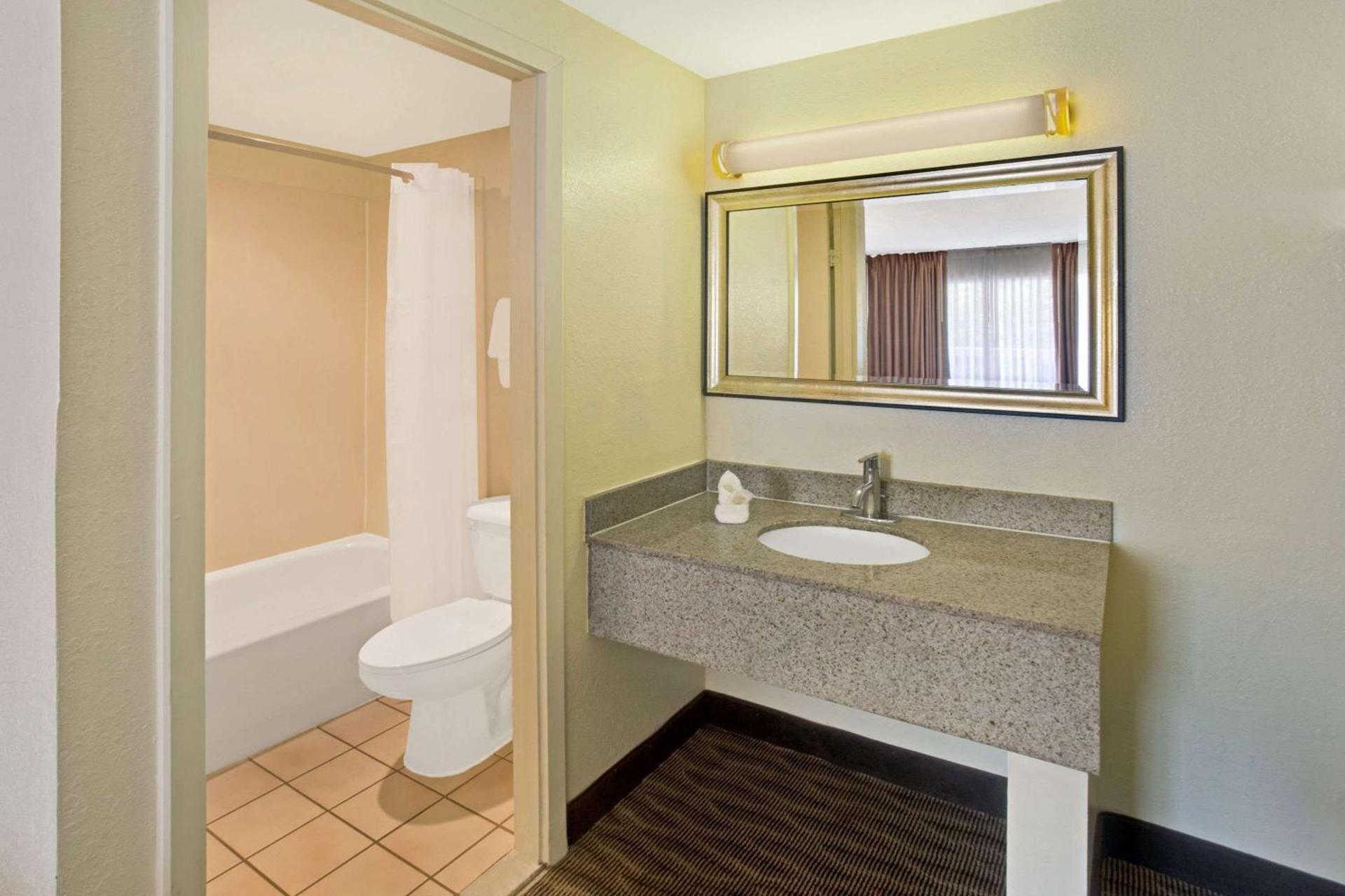Days Inn by Wyndham Silver Spring photo 12
