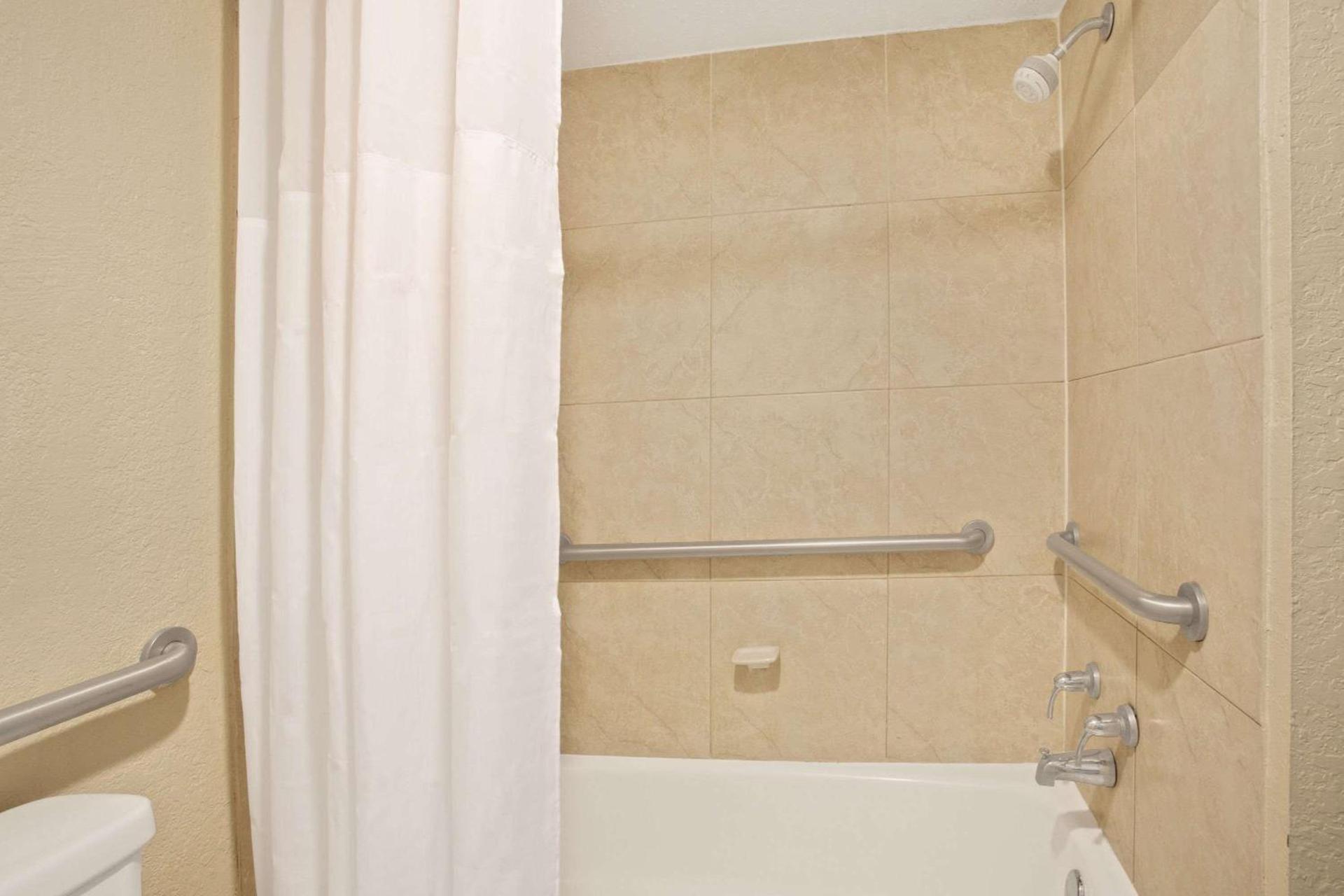 Days Inn by Wyndham Orlando Airport Florida Mall photo 8