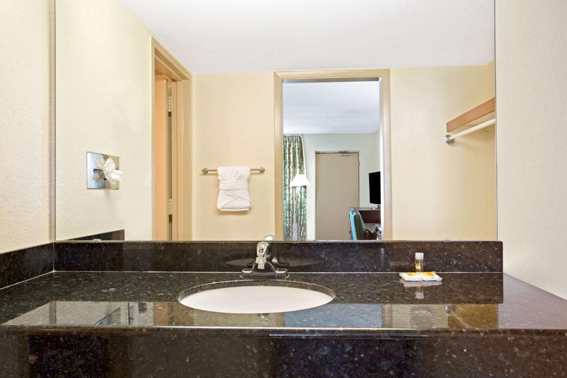 Days Inn by Wyndham Orlando Airport Florida Mall photo 10