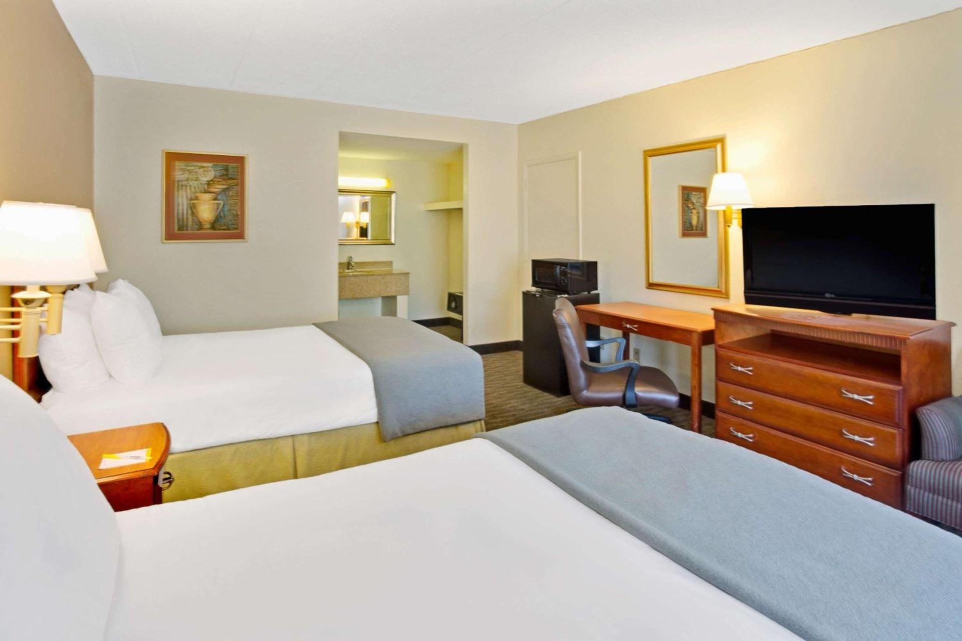 Days Inn by Wyndham Silver Spring photo 10
