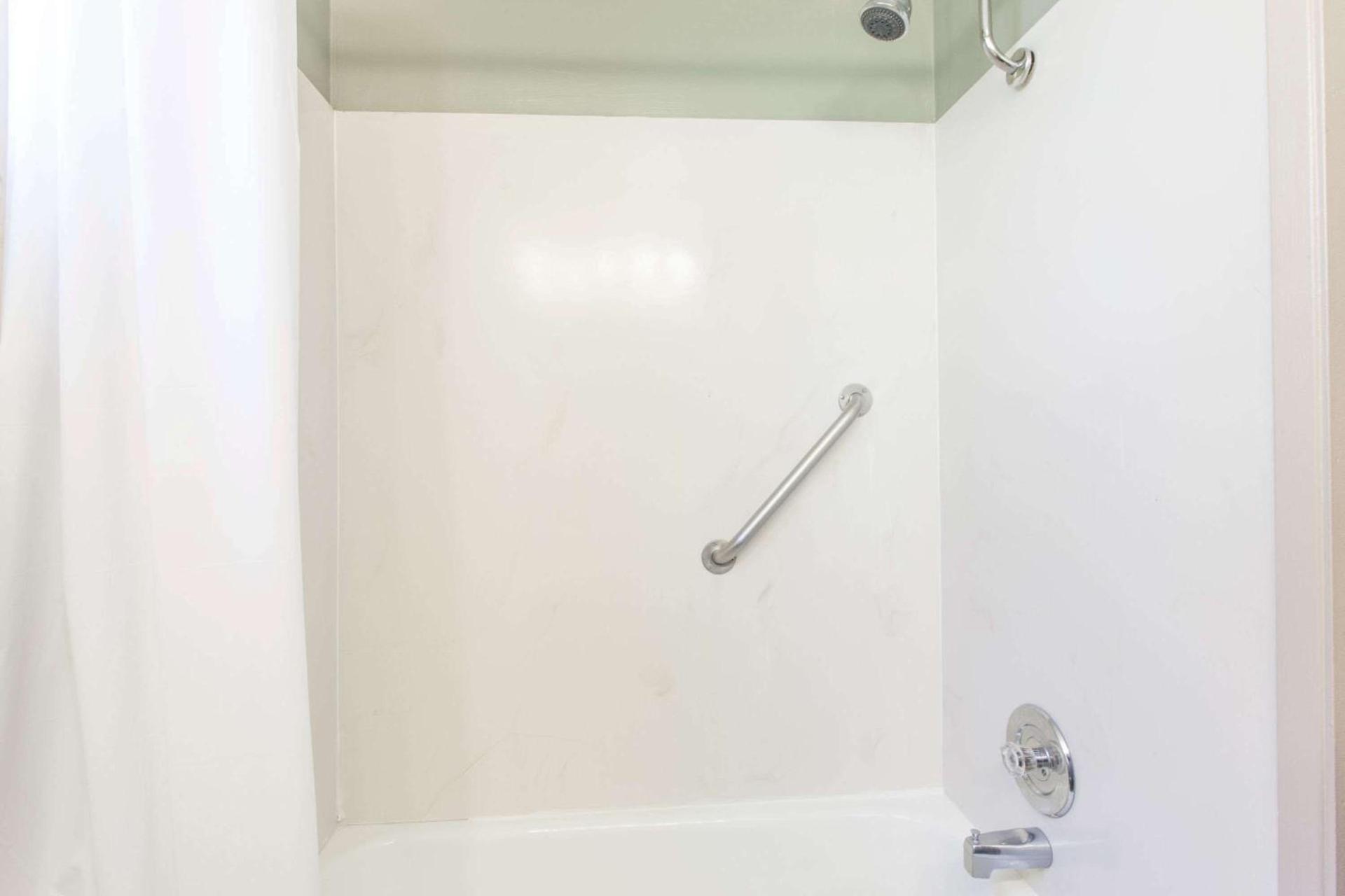 Travelodge by Wyndham Everett City Center photo 12