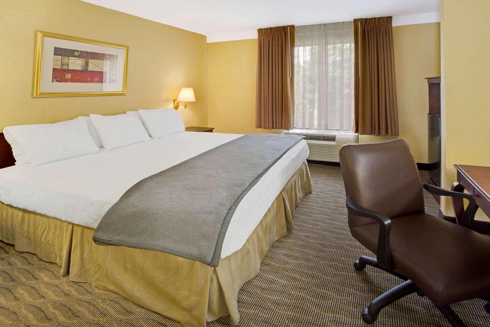Days Inn by Wyndham Silver Spring photo 14