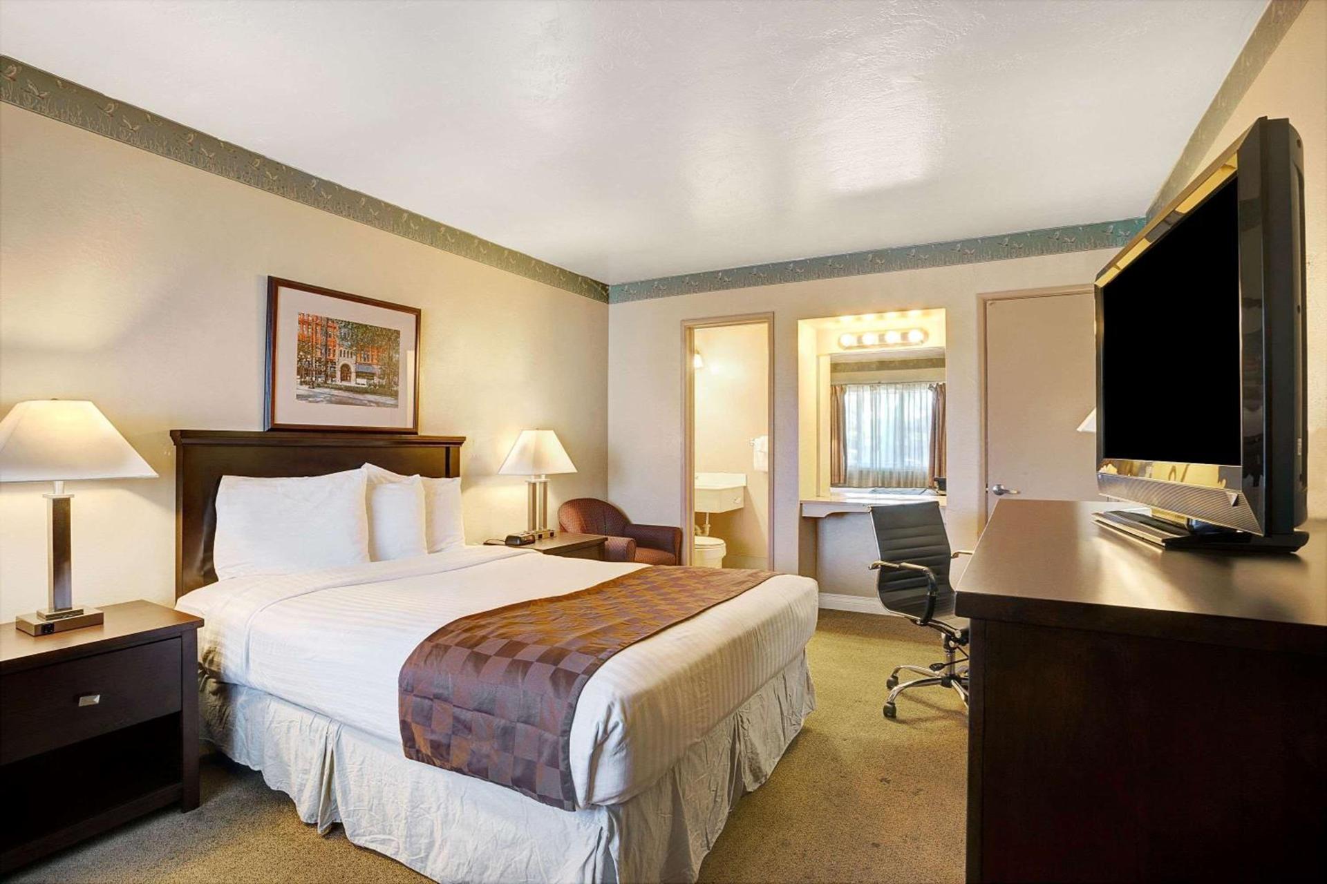 Travelodge by Wyndham Everett City Center photo 10